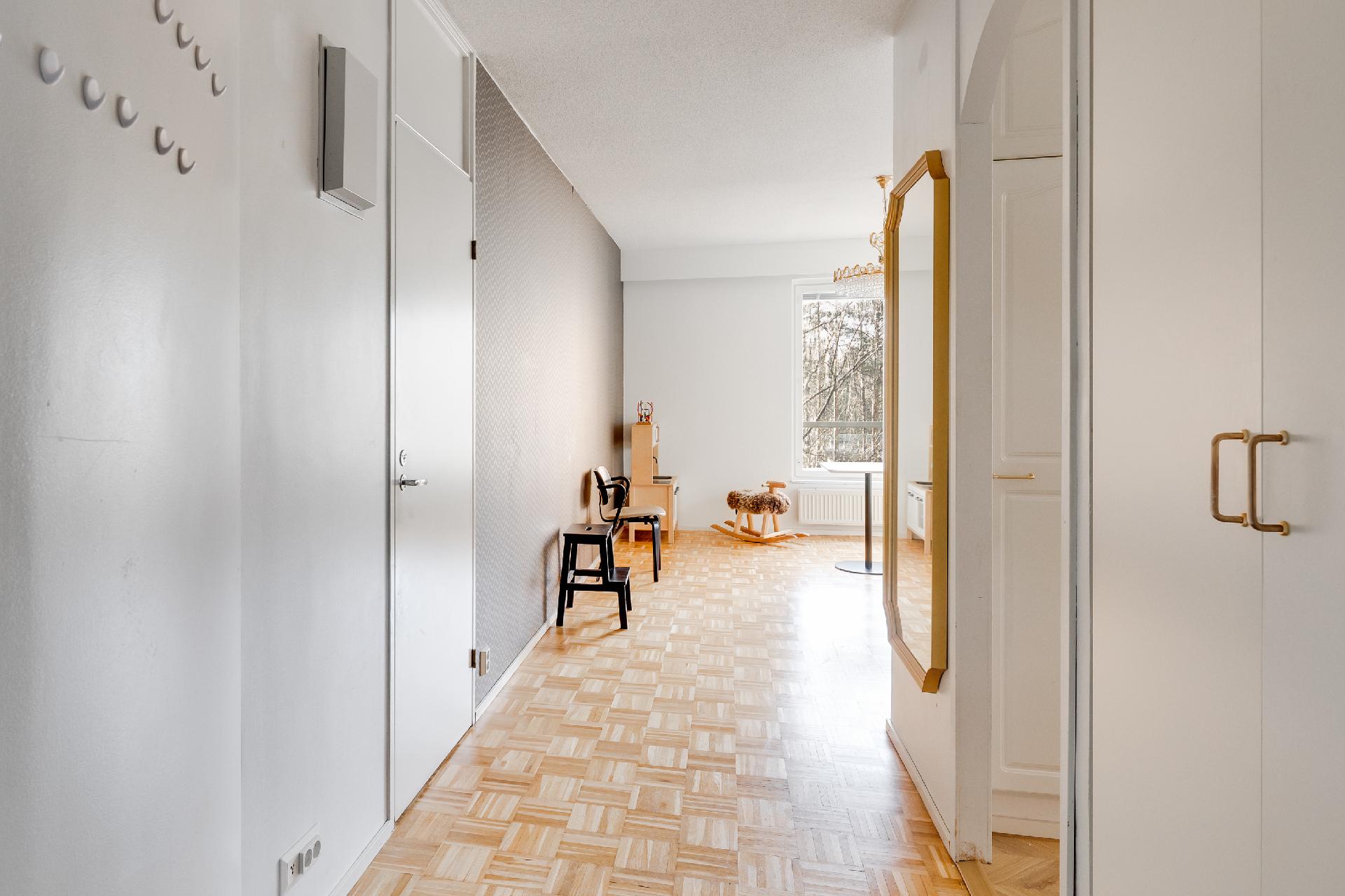 Näkymä eteisestä olohuoneeseen