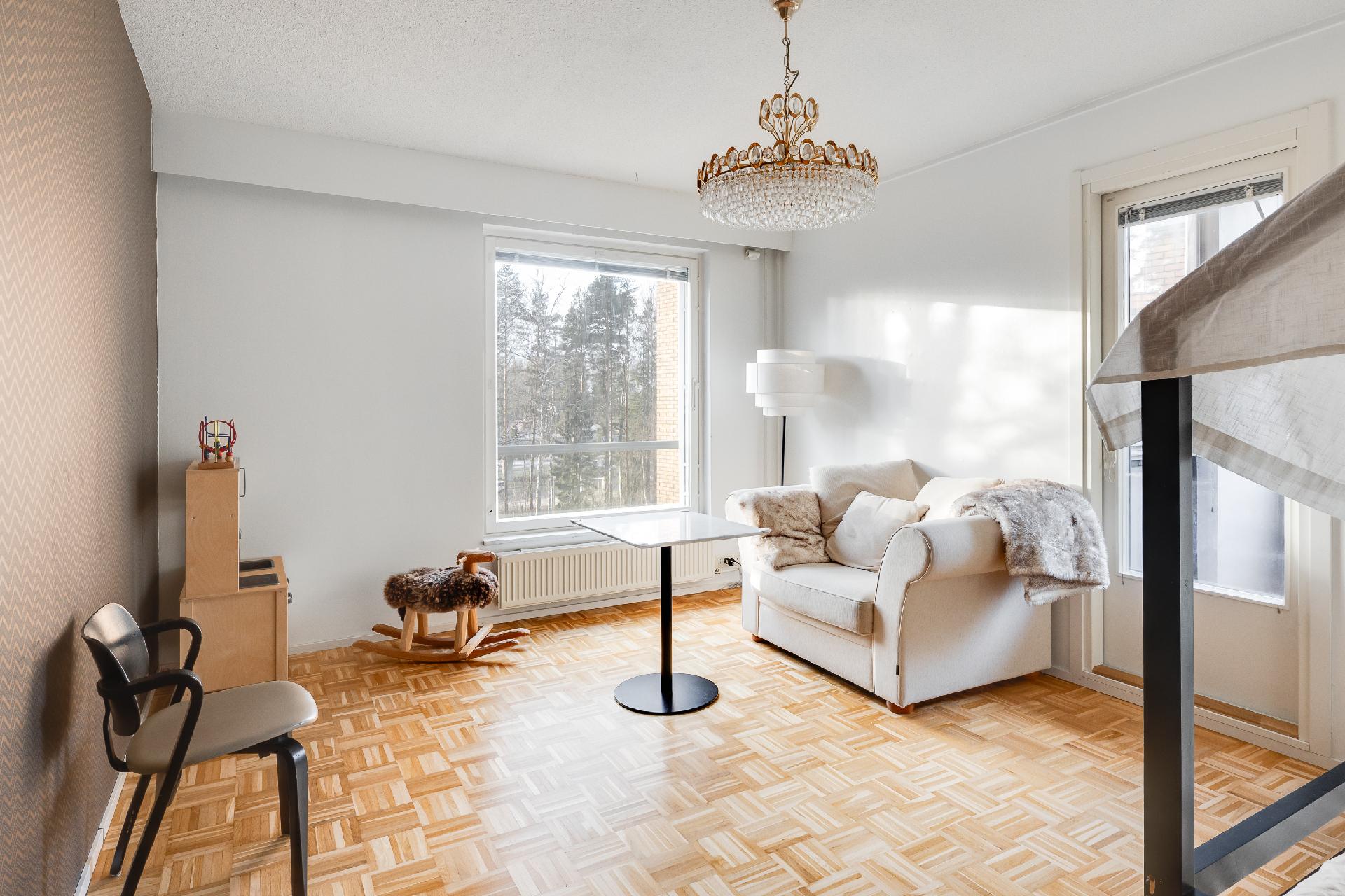 Olohuoneessa ikkunat etelään ja länteen.