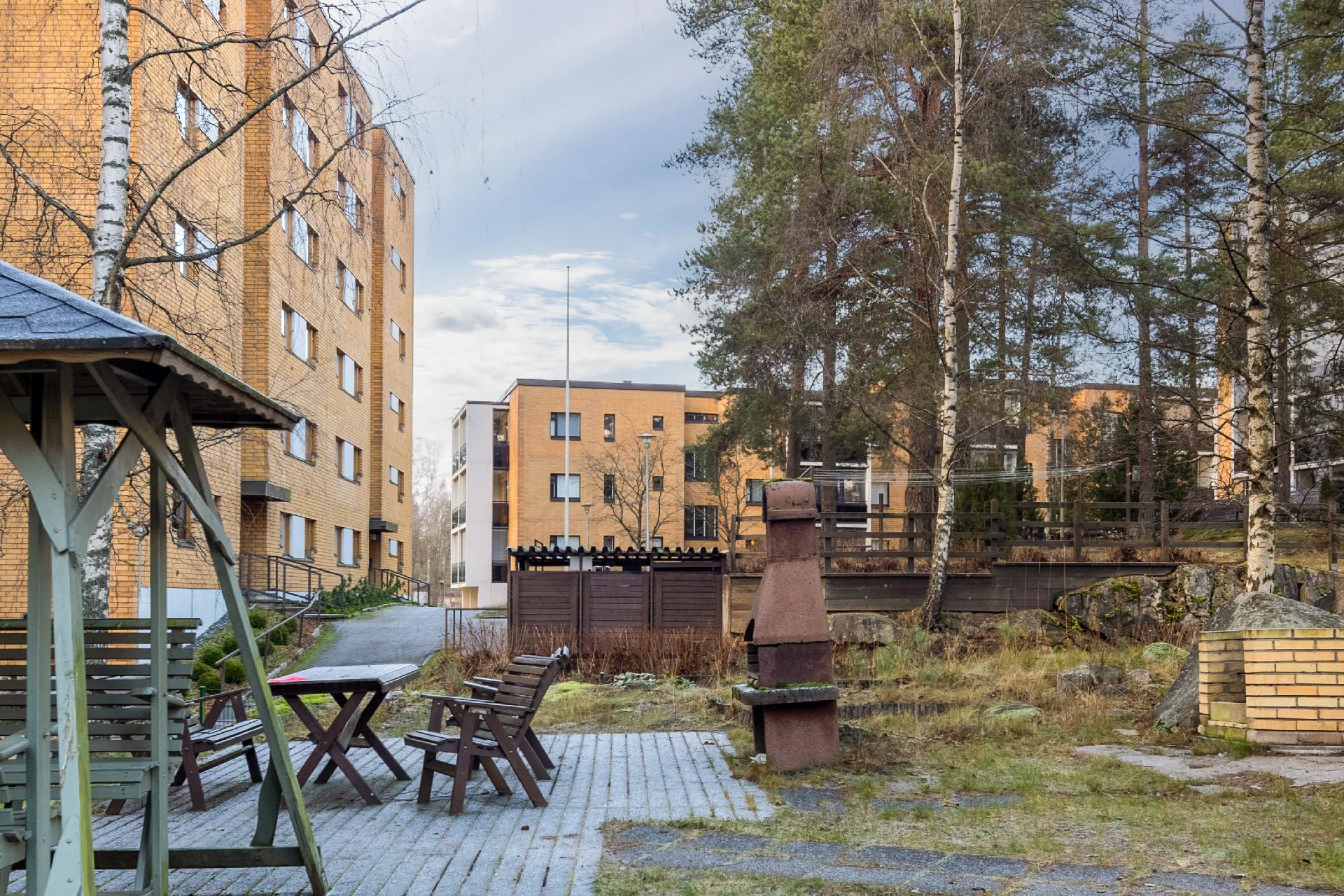 Taloyhtiön piha-aluetta