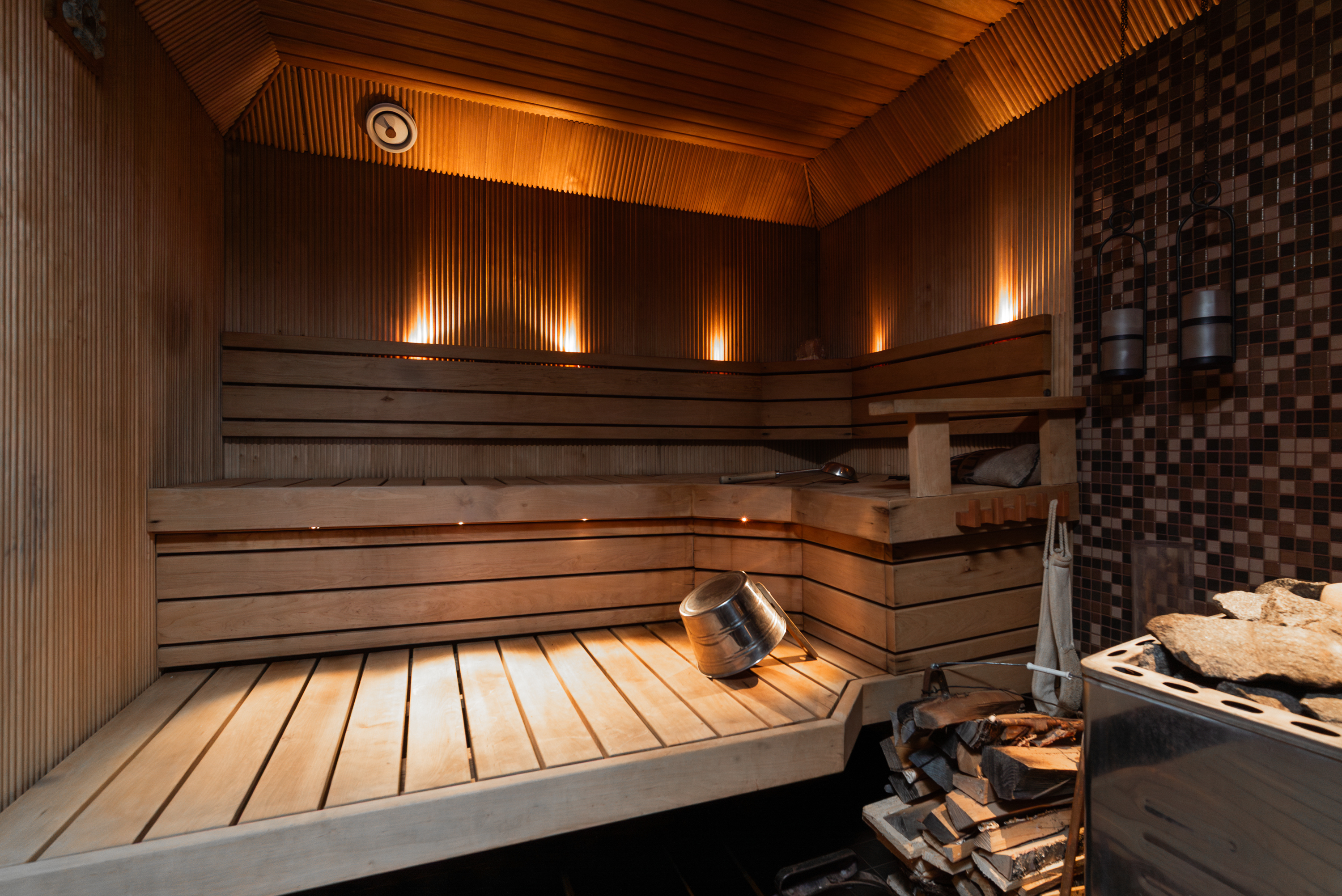 Sauna lämpiää puukiukaalla