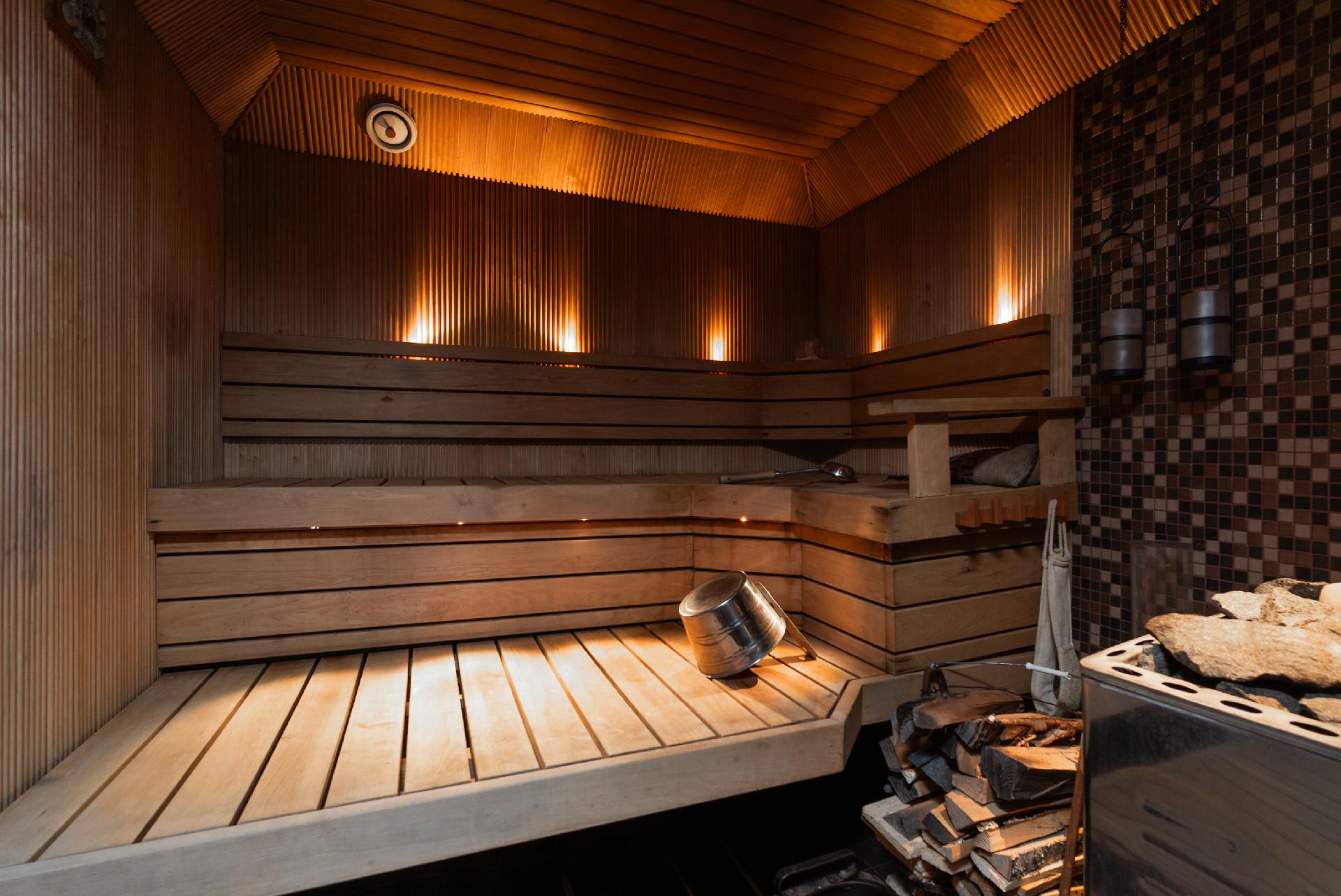 Sauna lämpiää puukiukaalla