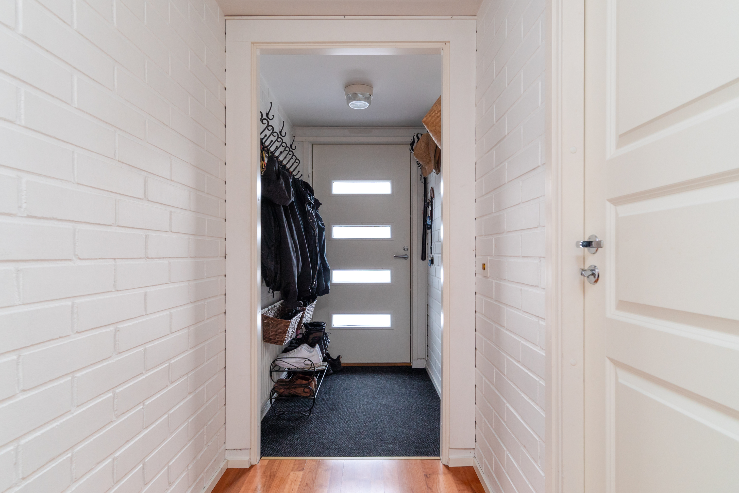 Alakerran käytävää