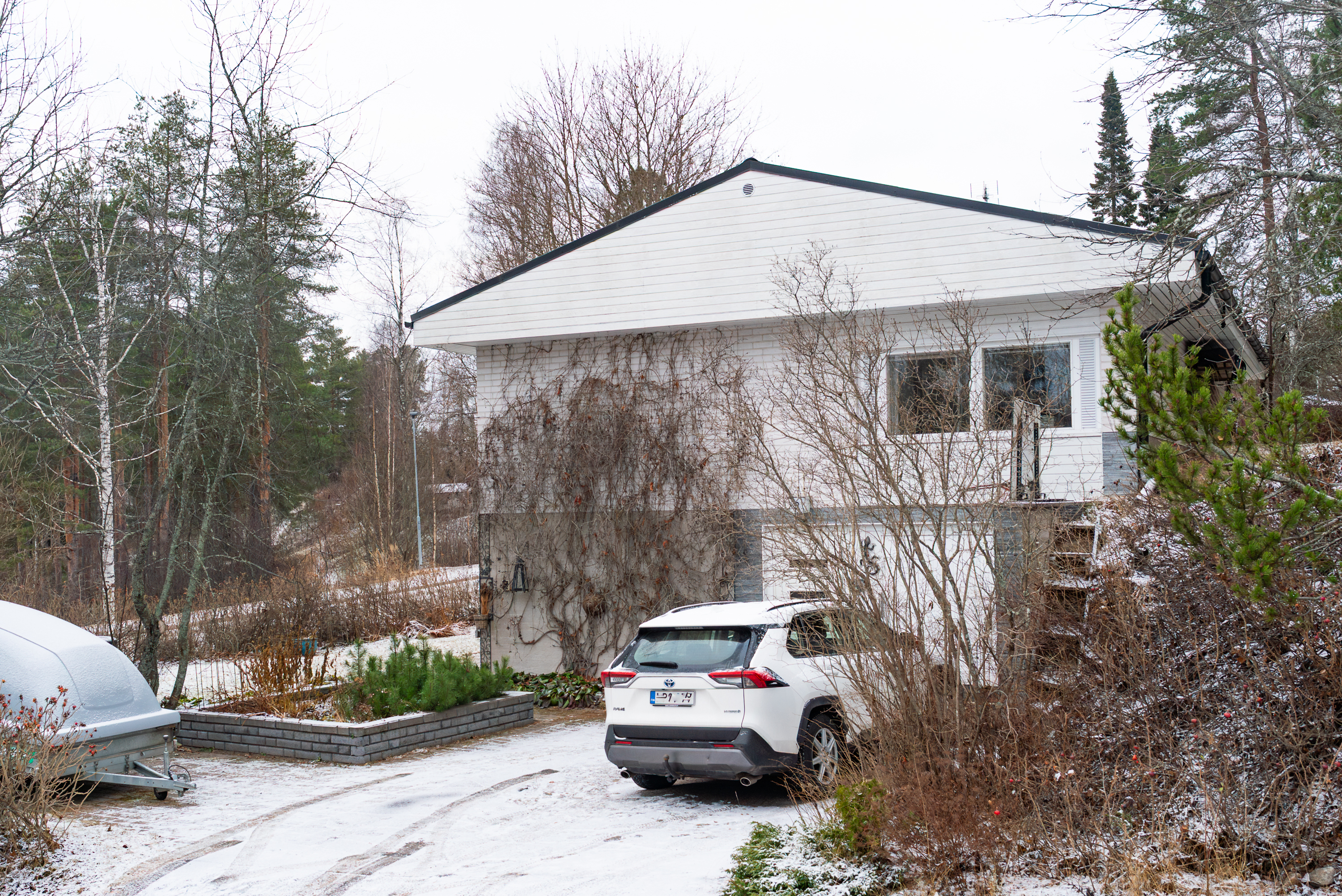 Autotallin lisäksi myös pihapaikta