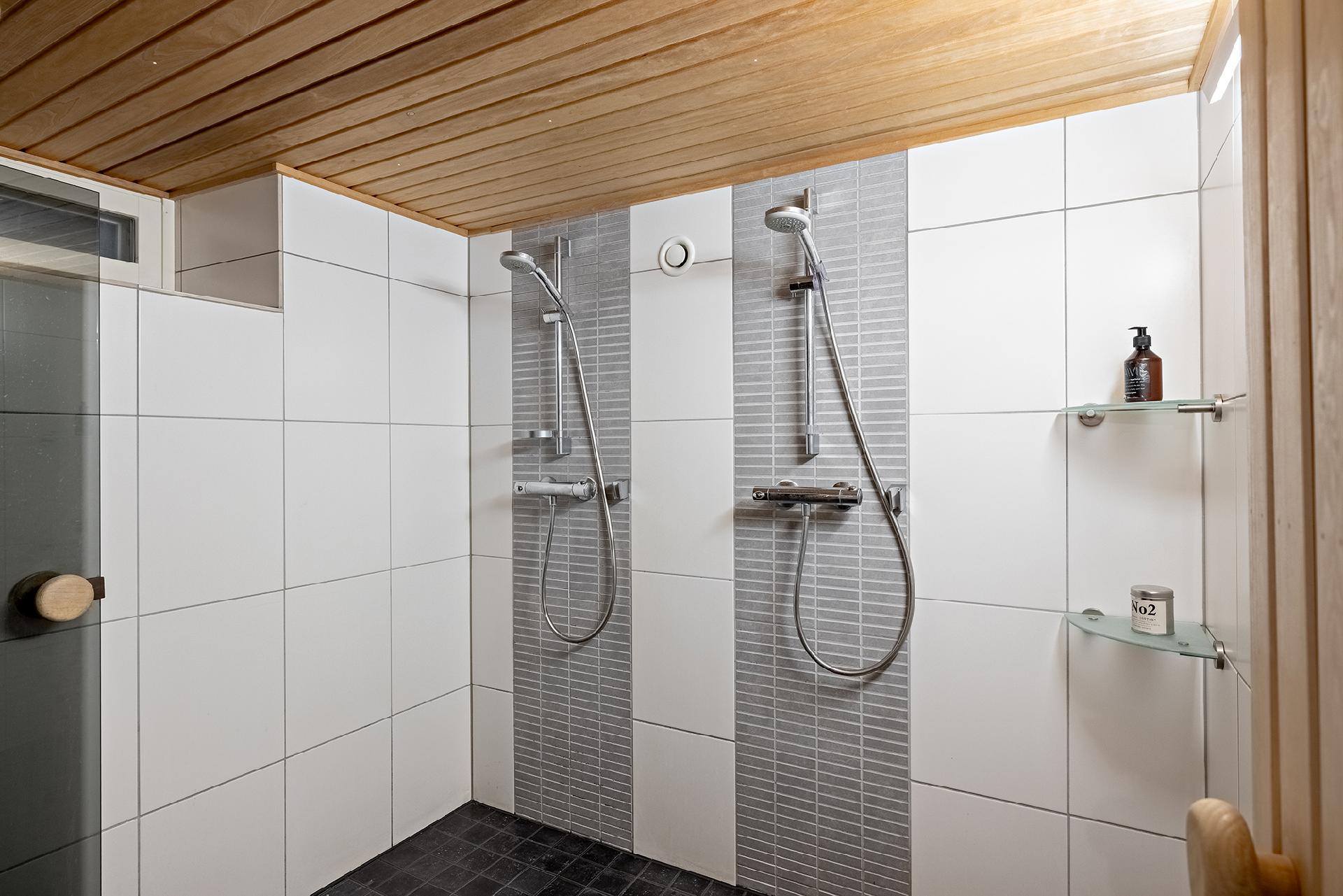 Kylpyhuoneessa kaksi suihkua