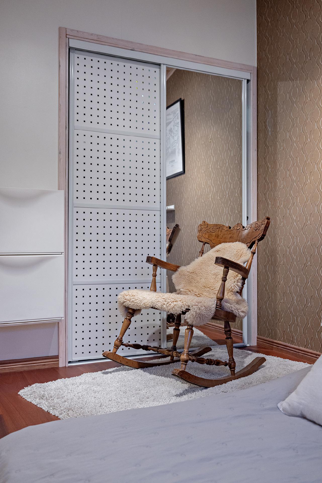 Peililiukuovesta on kulku huoneiden välillä olevaan isoon vaatehuoneeseen.