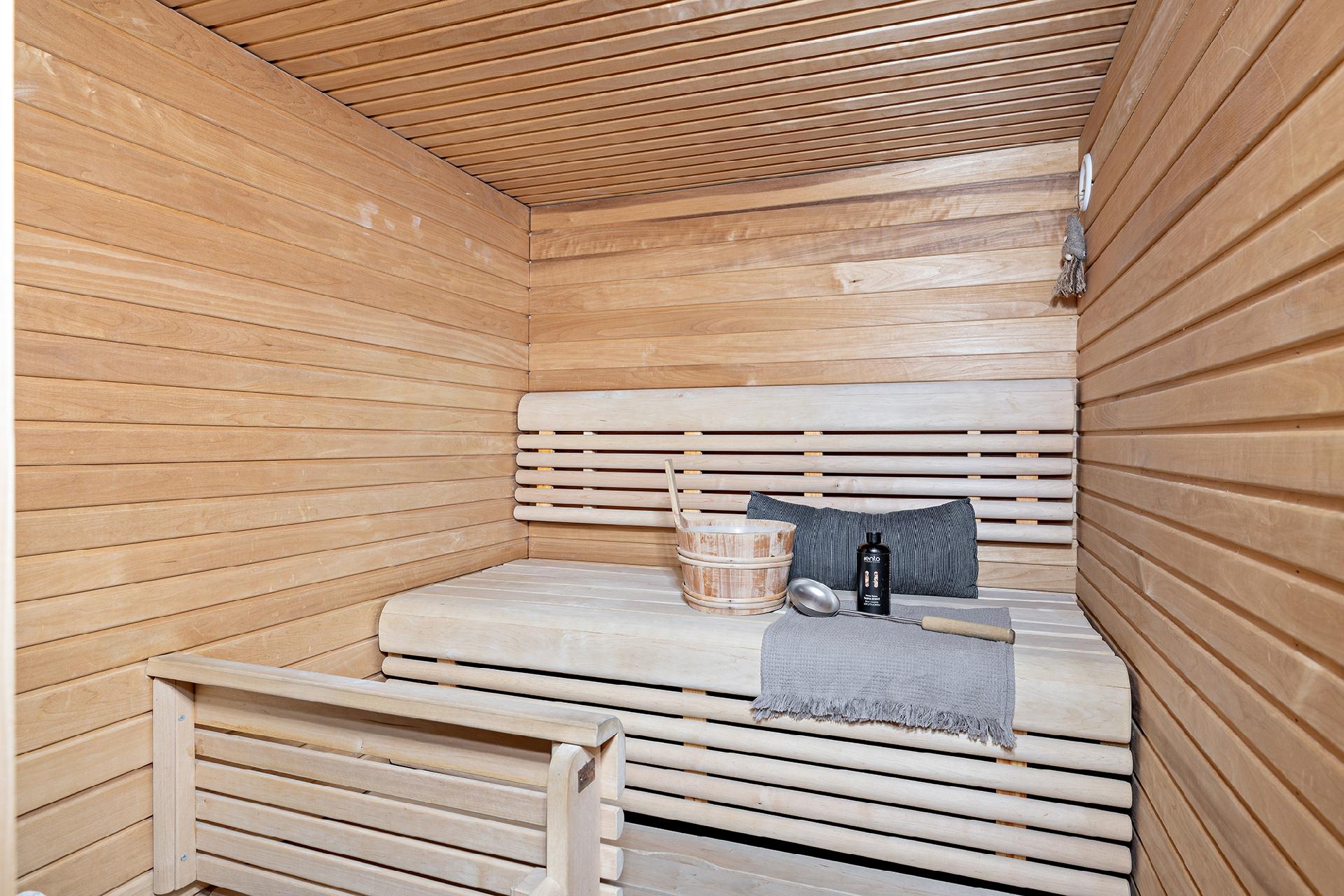 Saunassa tunnelmavalot ja kaiuttimet musiikin kuunteluun