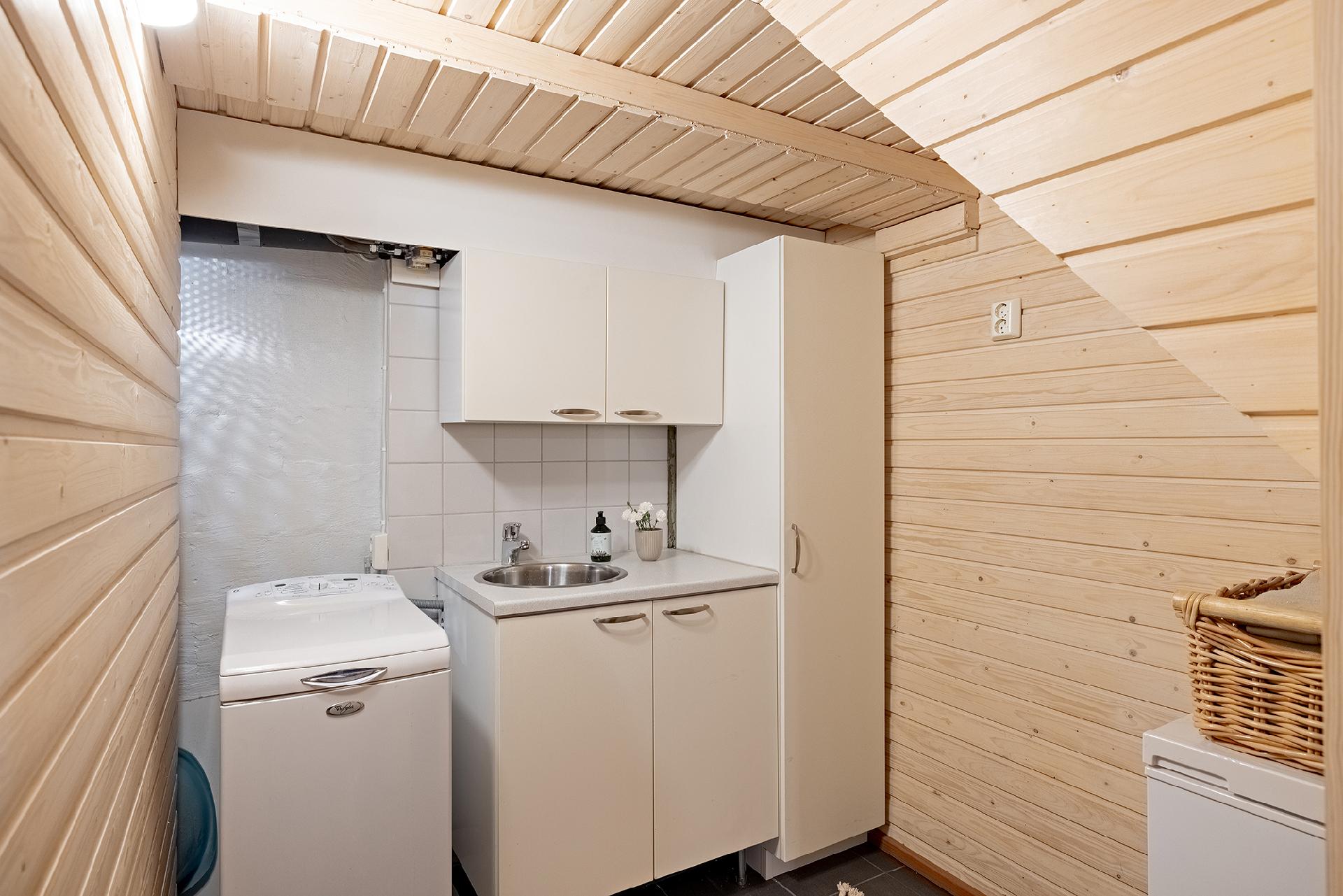 Kellarissa todella toimiva kodinhoitotila