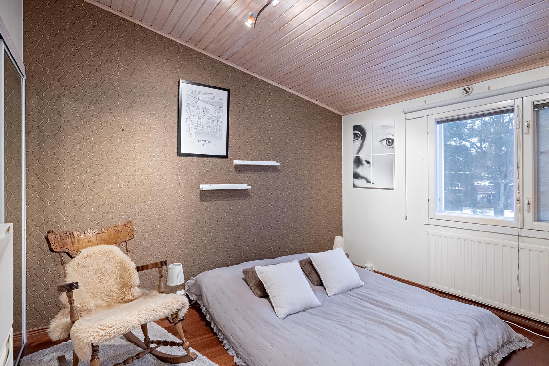 Yläkerrasta löytyy kaksi tilavaa makuuhuonetta.