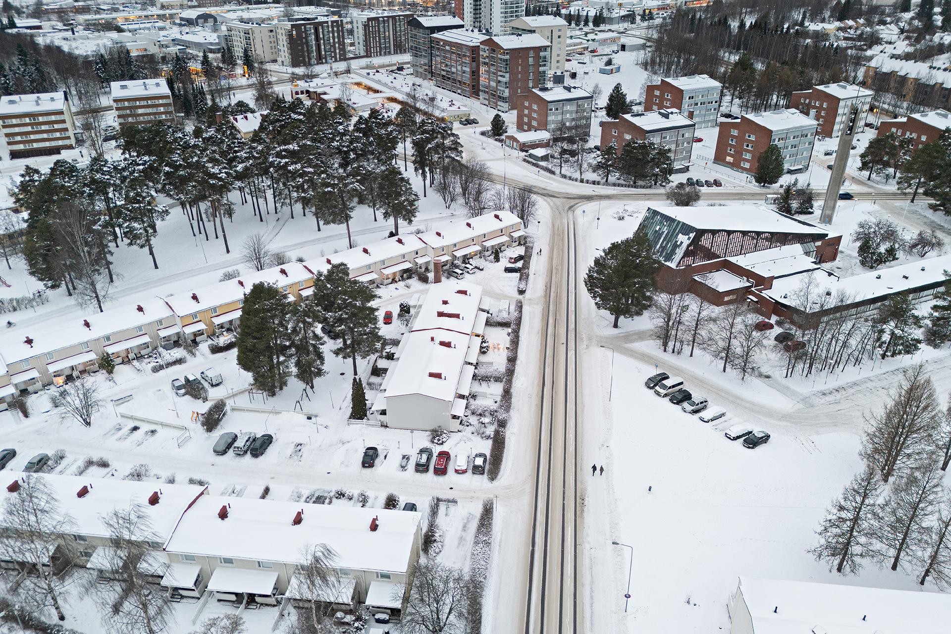 Autopaikat löytyvät talon päästä.