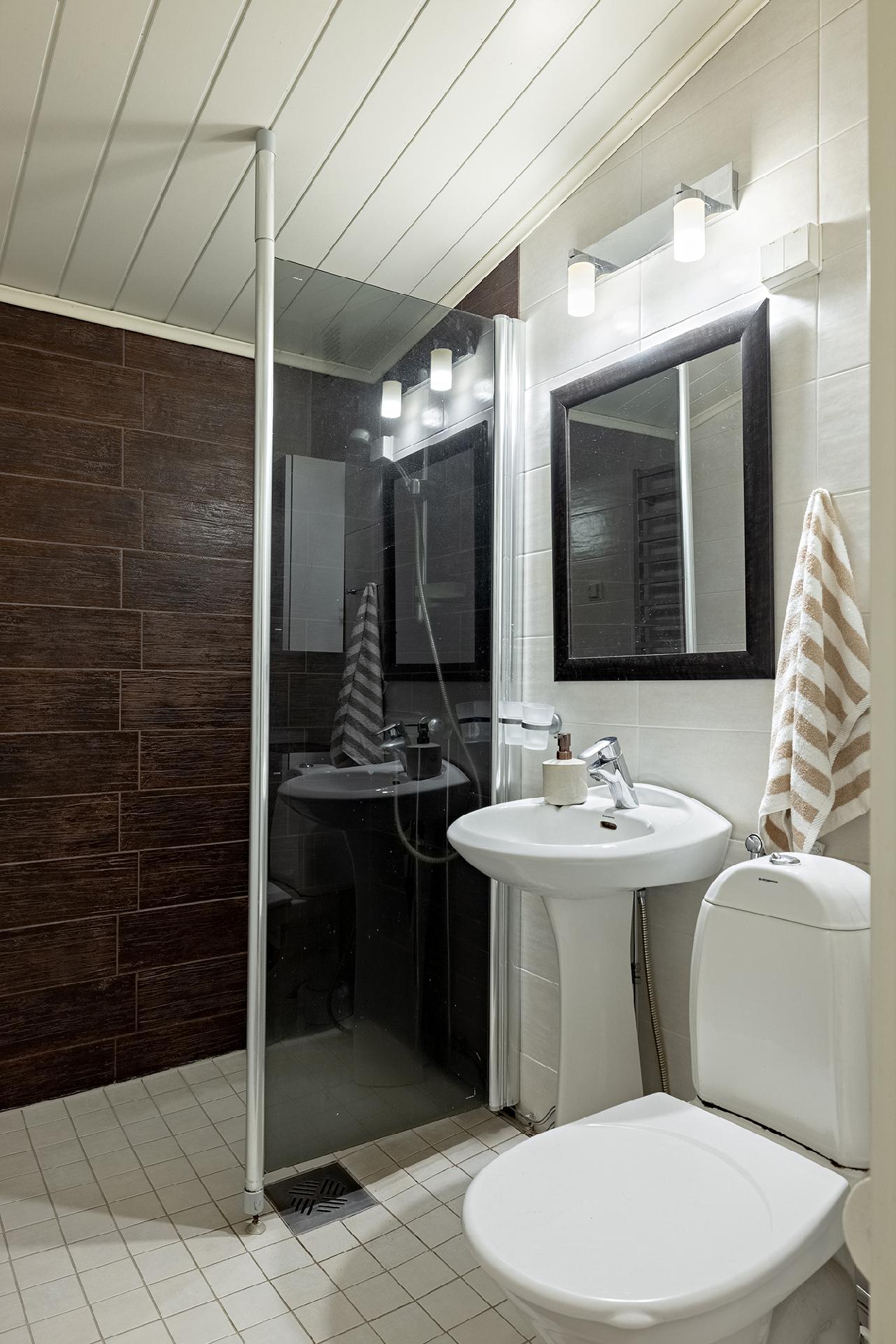 Yläkerrasta löytyy wc ja toinen suihku.