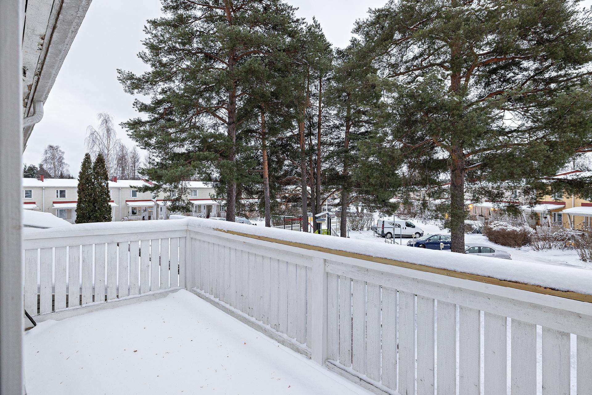 parveke on suuri ja suojaisa. 