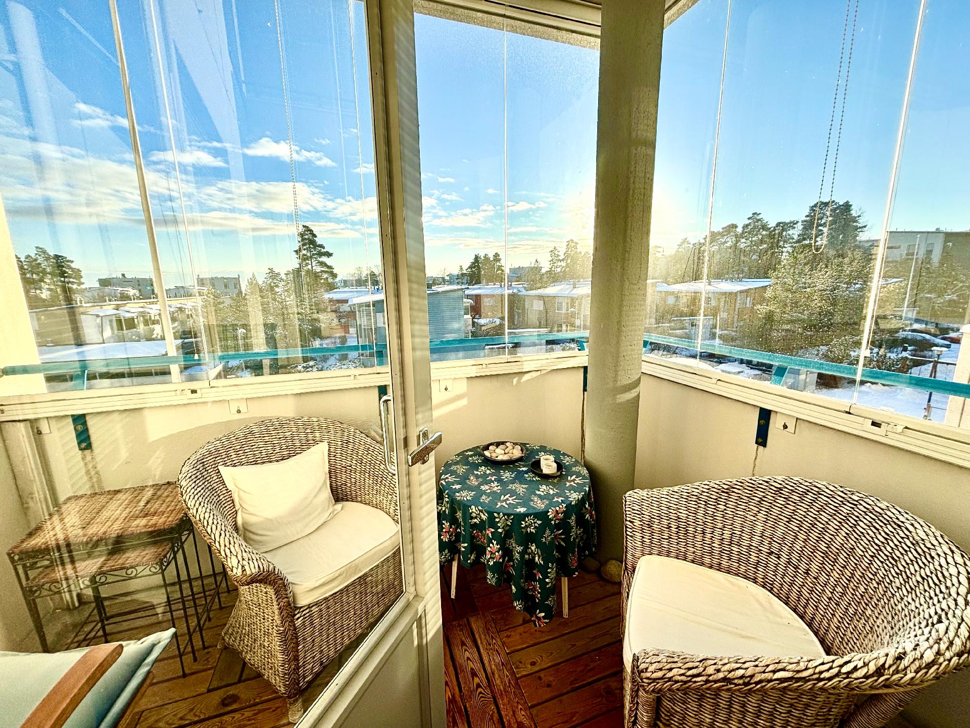 Parvekkeelle paistaa kauniisti aurinko päivällä