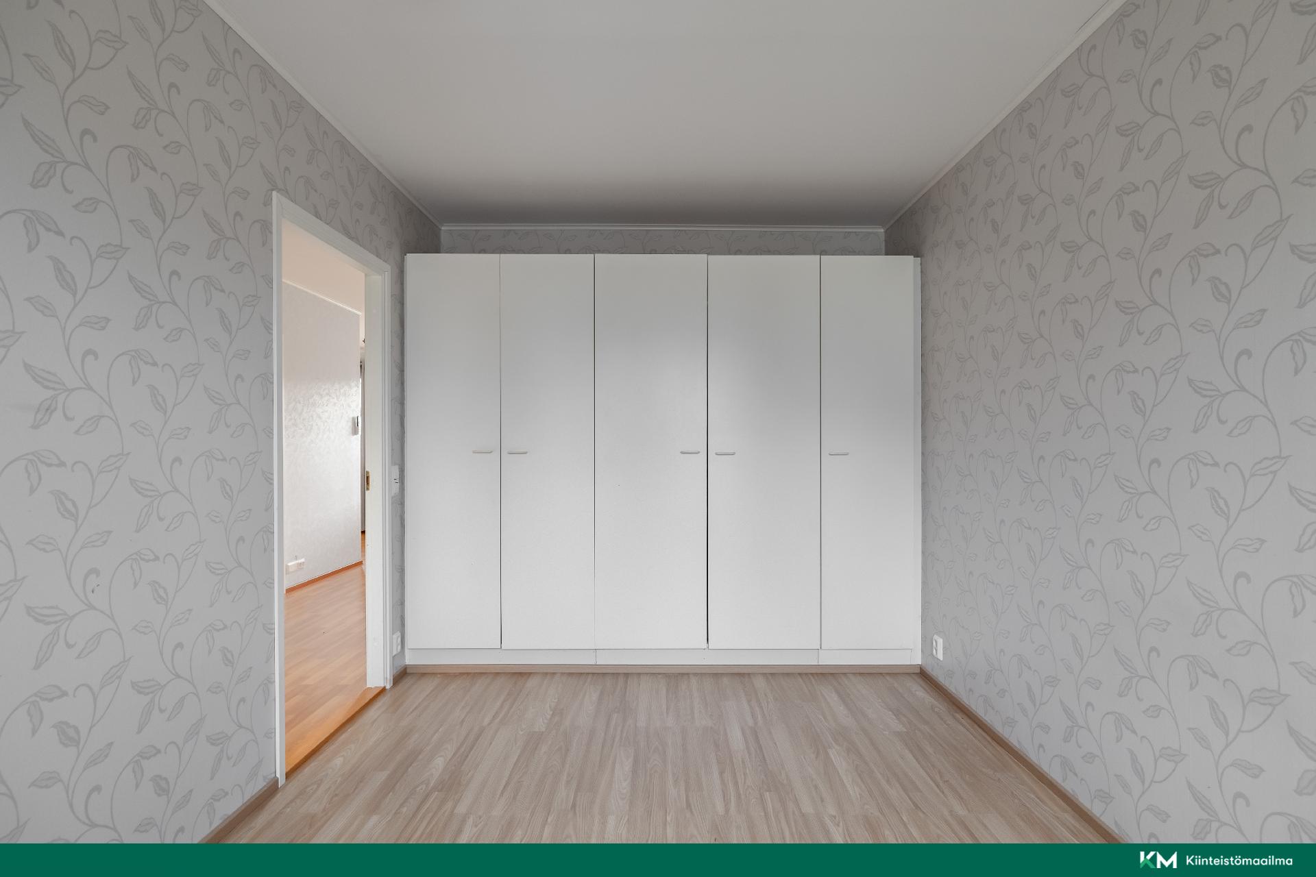 Makuuhuoneessa on kaappisäilytystilaa.