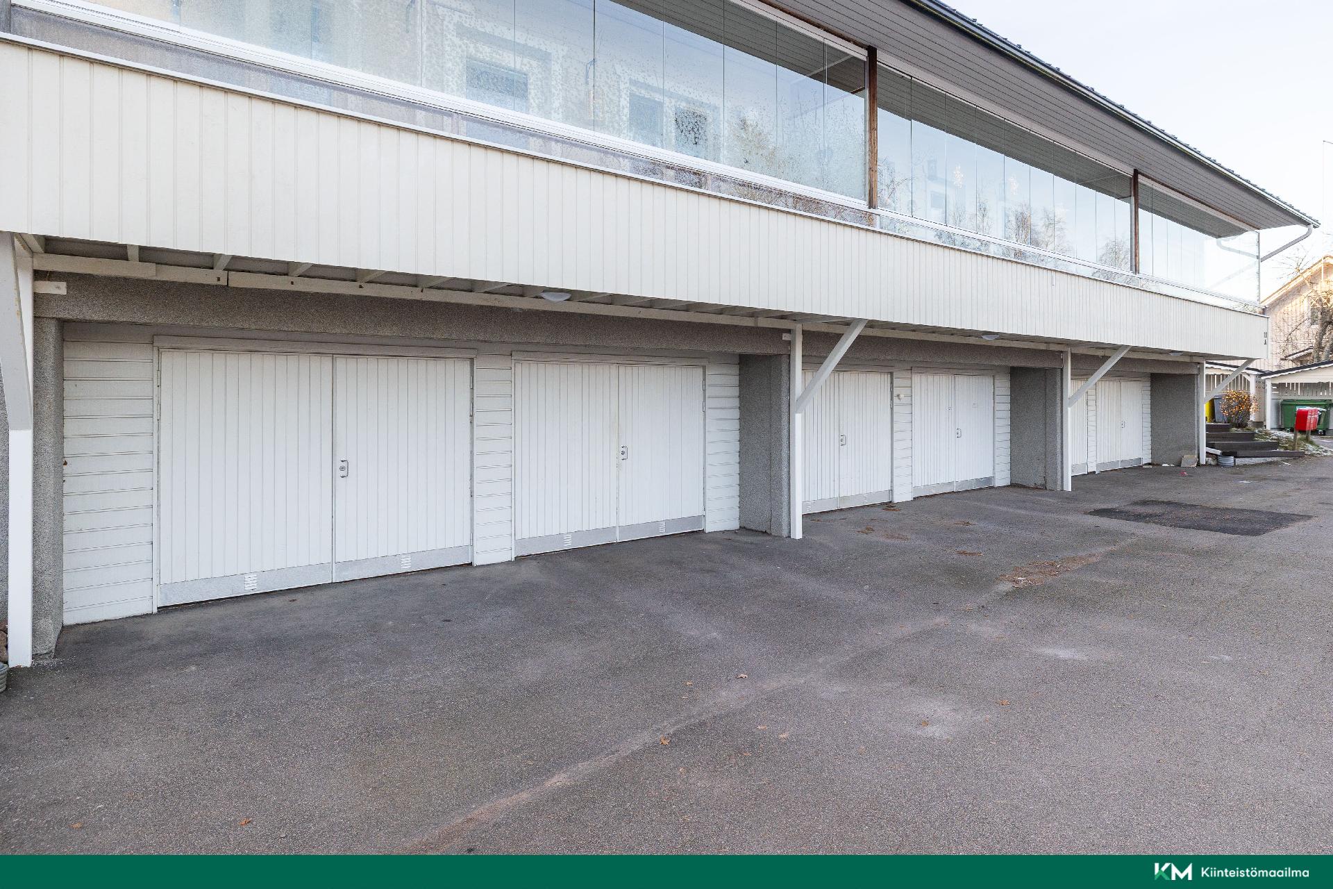 Jokaiselle asunnolle kuuluu autotallipaikka.