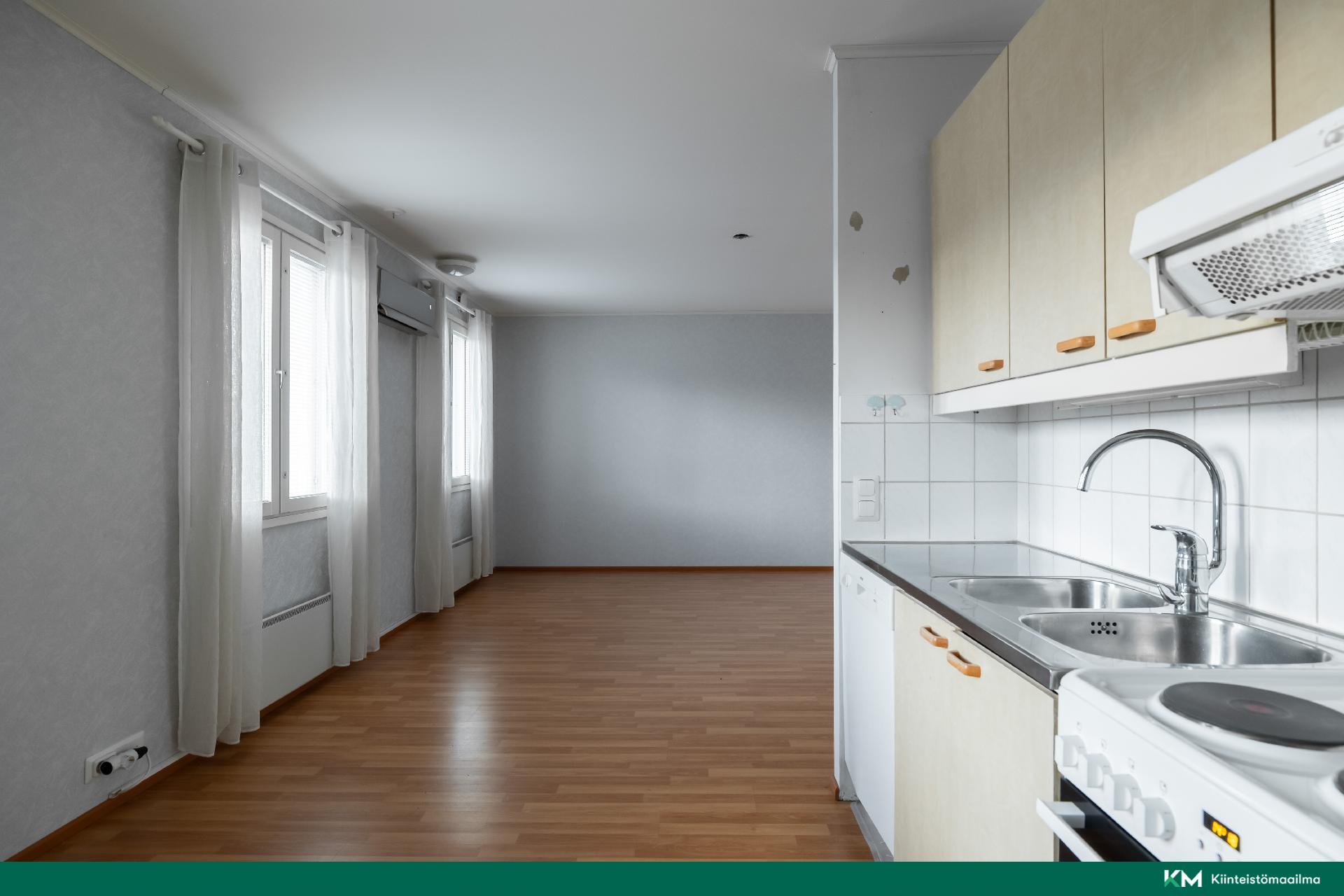 Keittiö yhdistyy olohuoneeseen.