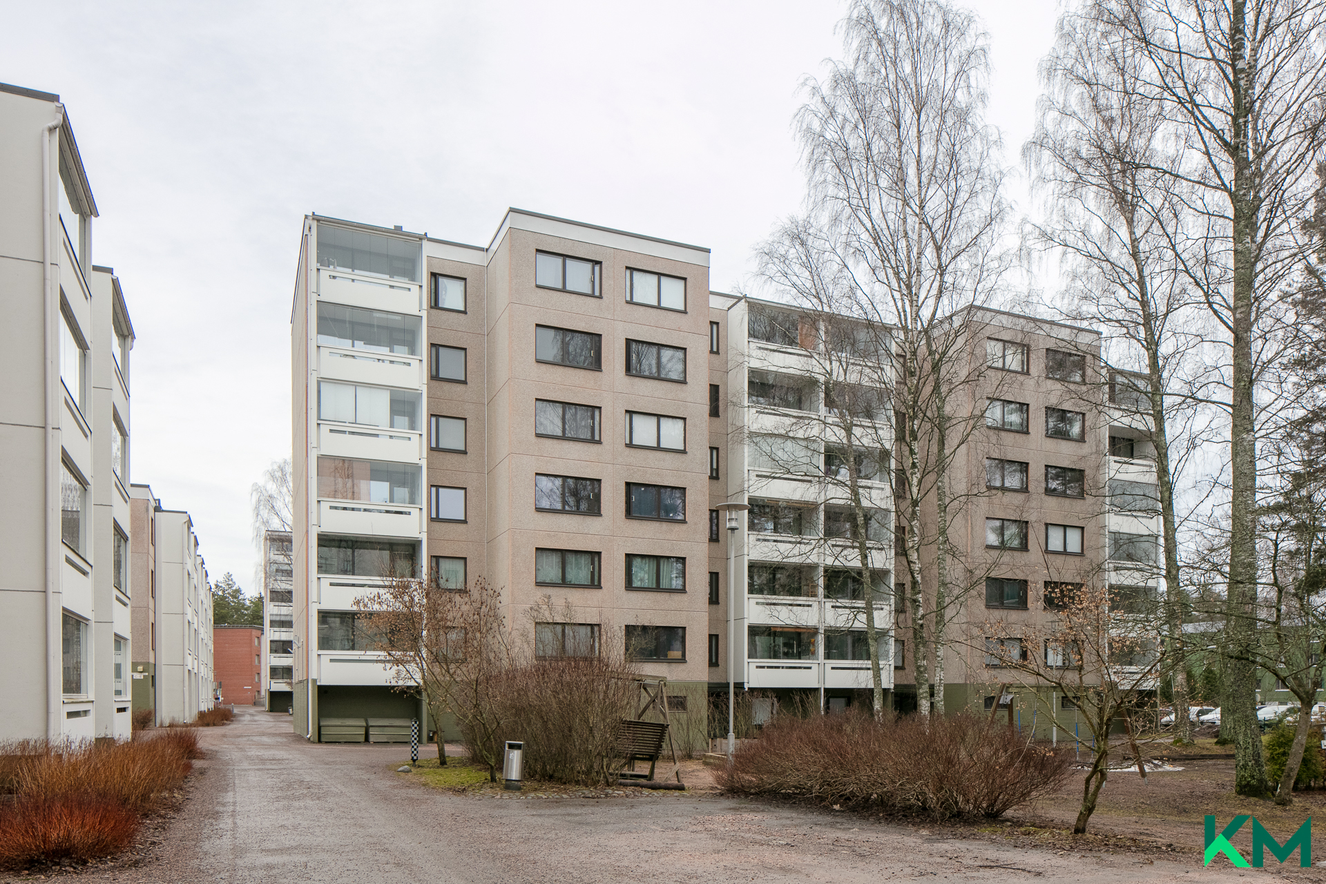 Teuvo Pakkalan tie 12 G pihan puolelta