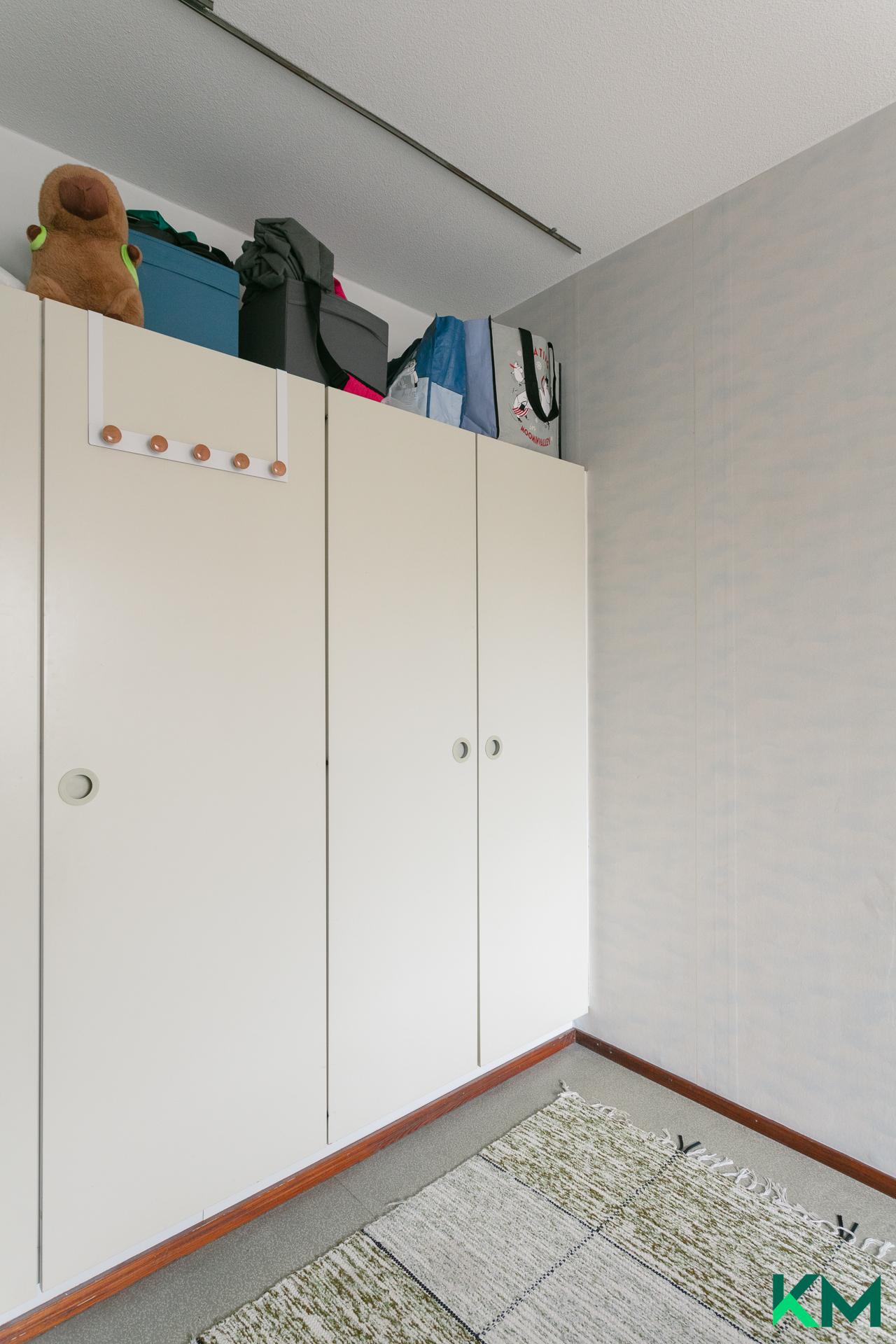 Makuuhuoneessa on seinällinen kiinteää kaapistoa