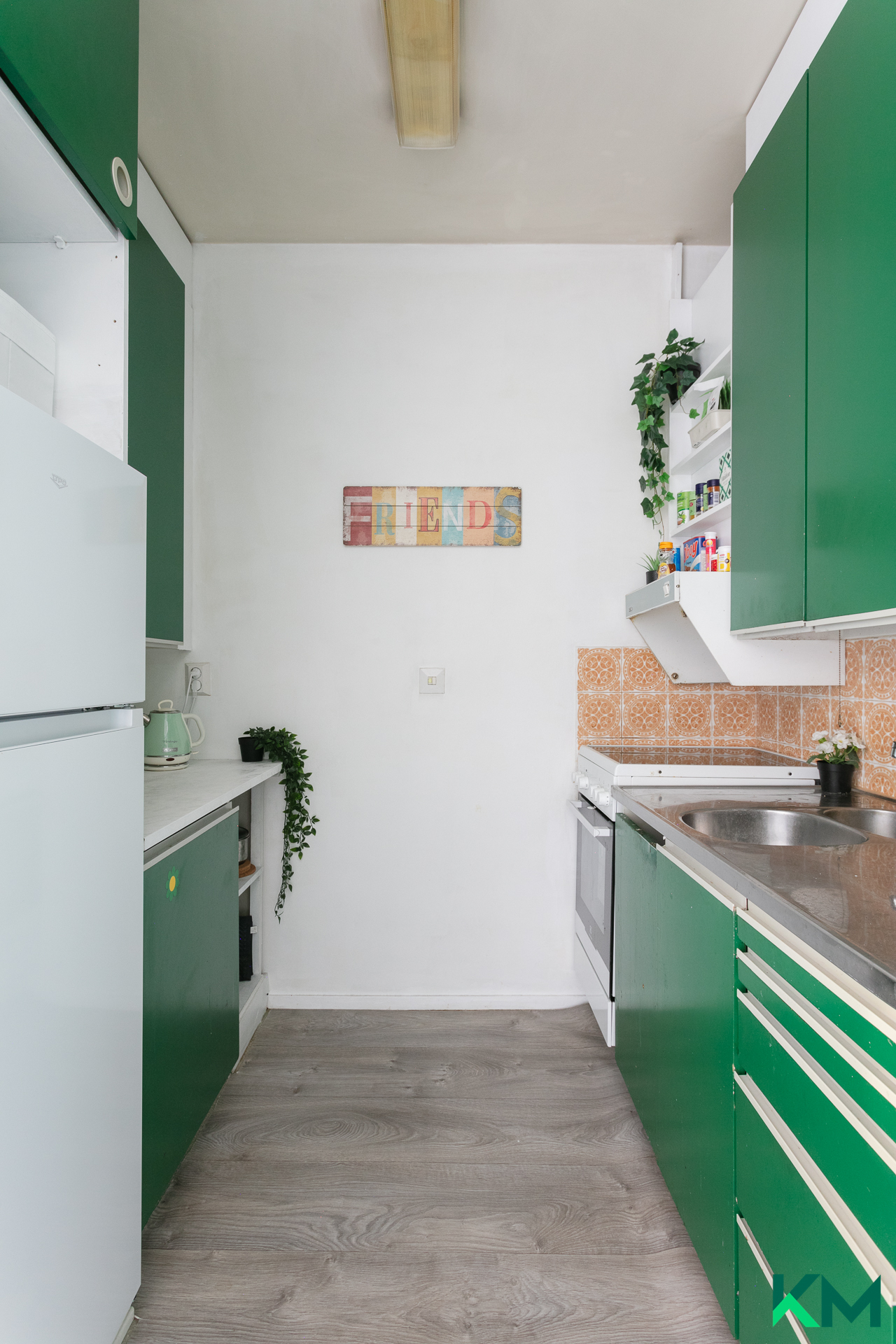 Keittiössä on nostalginen 70-luvun värimaailma