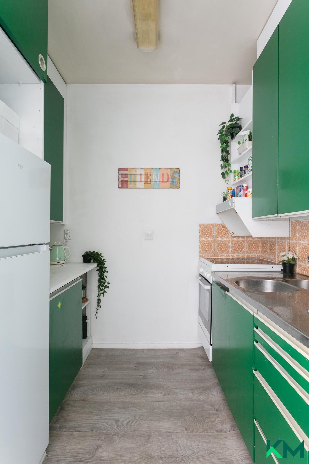 Keittiössä on nostalginen 70-luvun värimaailma