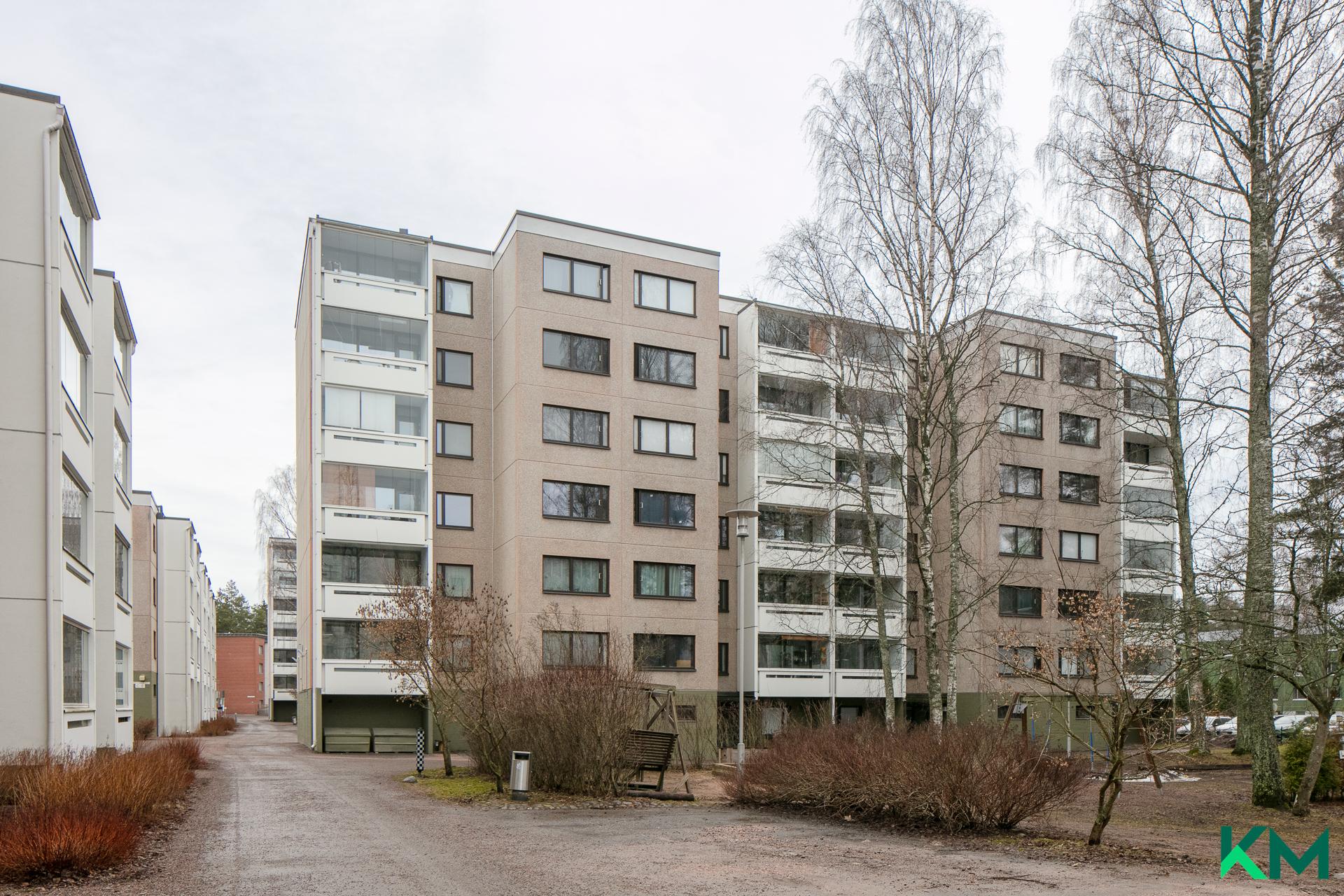 Teuvo Pakkalan tie 12 G pihan puolelta