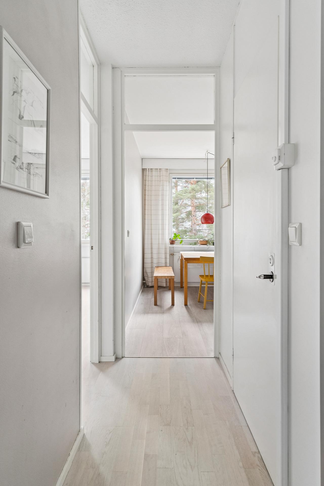 Eteisestä keittiöön