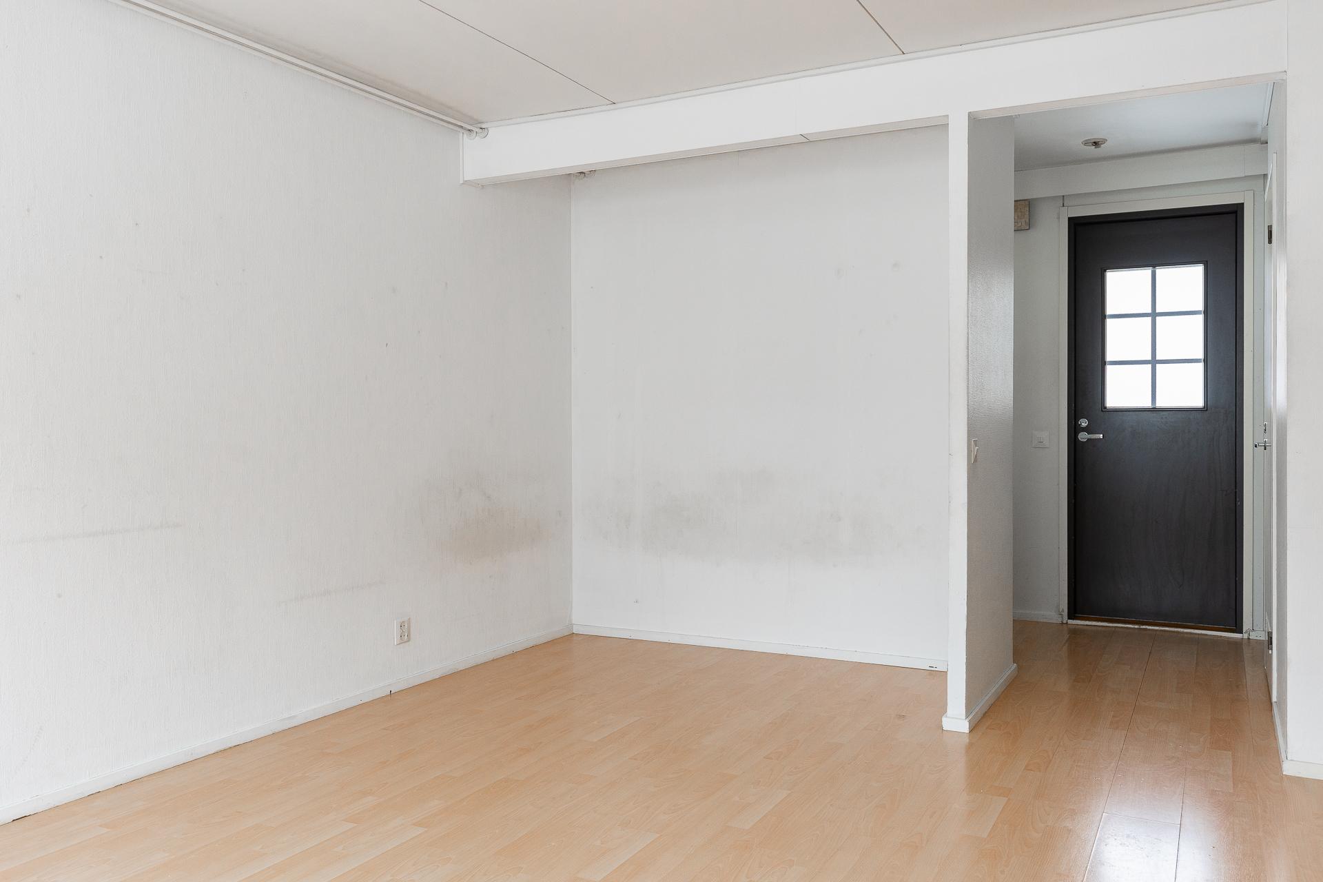 näkymä huoneesta ulko-ovelle