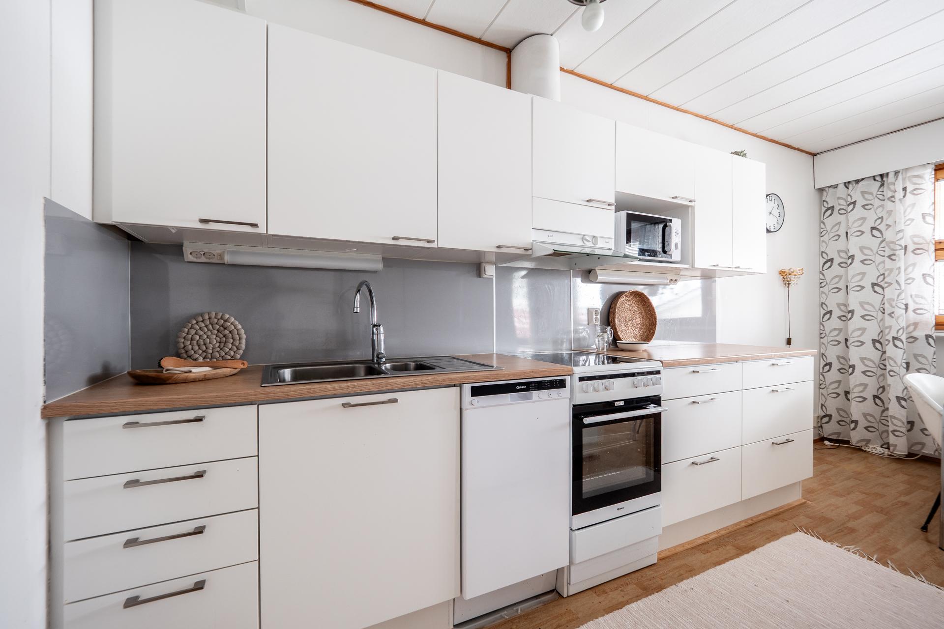 Keittiökaapit ja koneet uusittu