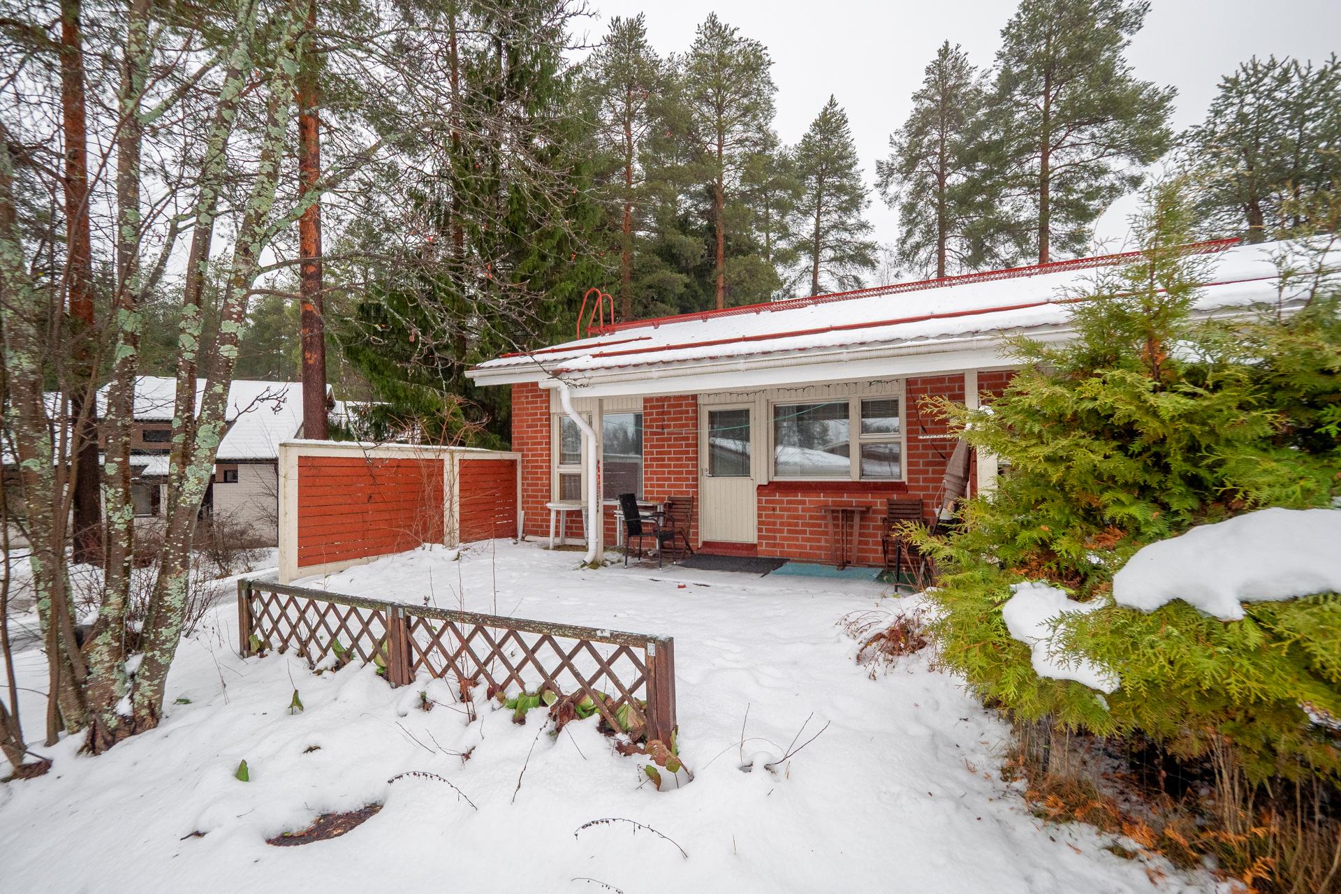 Olohuoneen jatkeena piha-alue