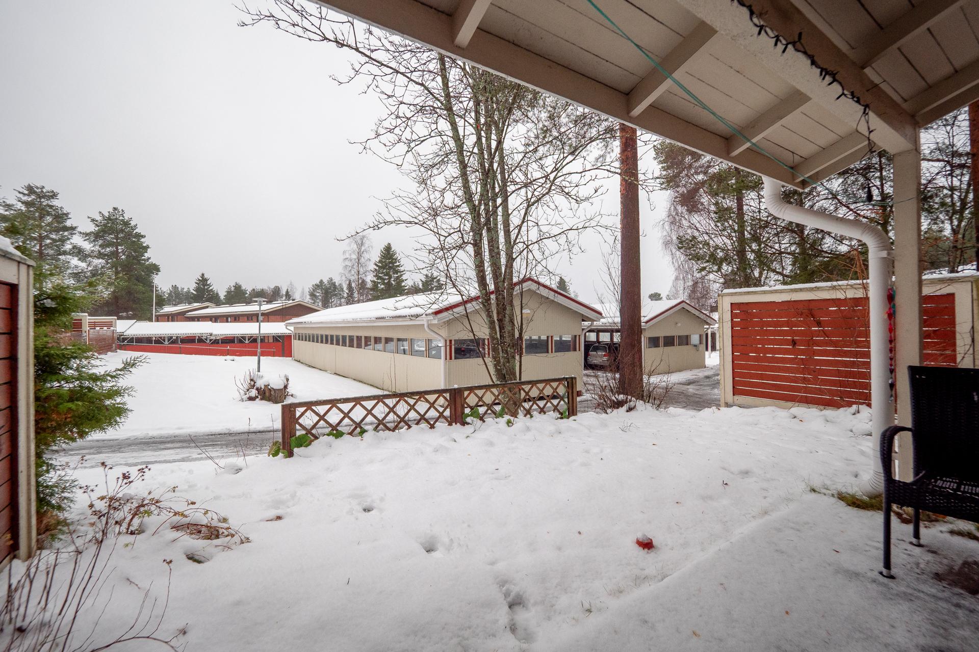 Asunnon lähellä oleva autokatospaikka kuuluu hintaan