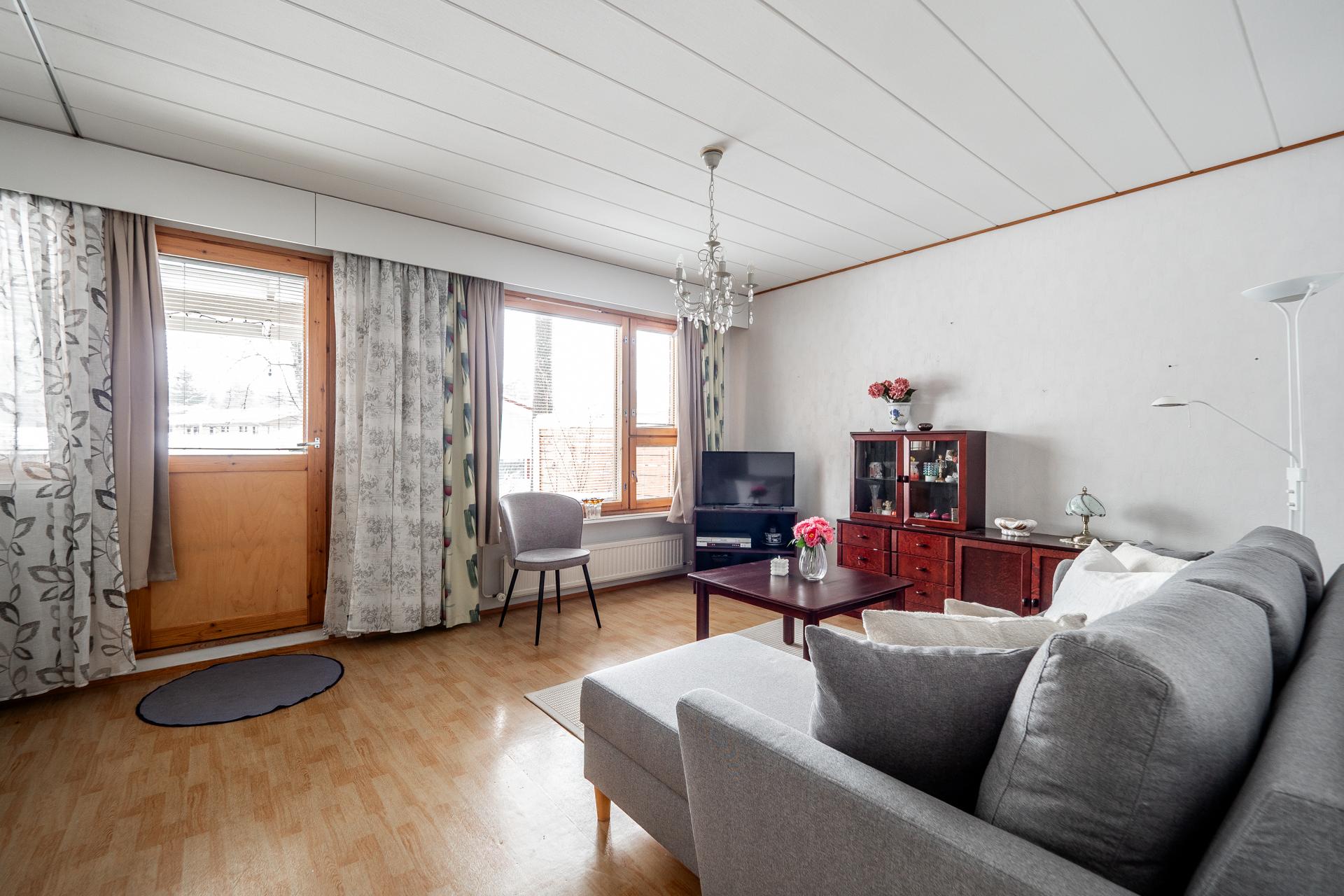 Valoisa olohuone- ja keittiöalue