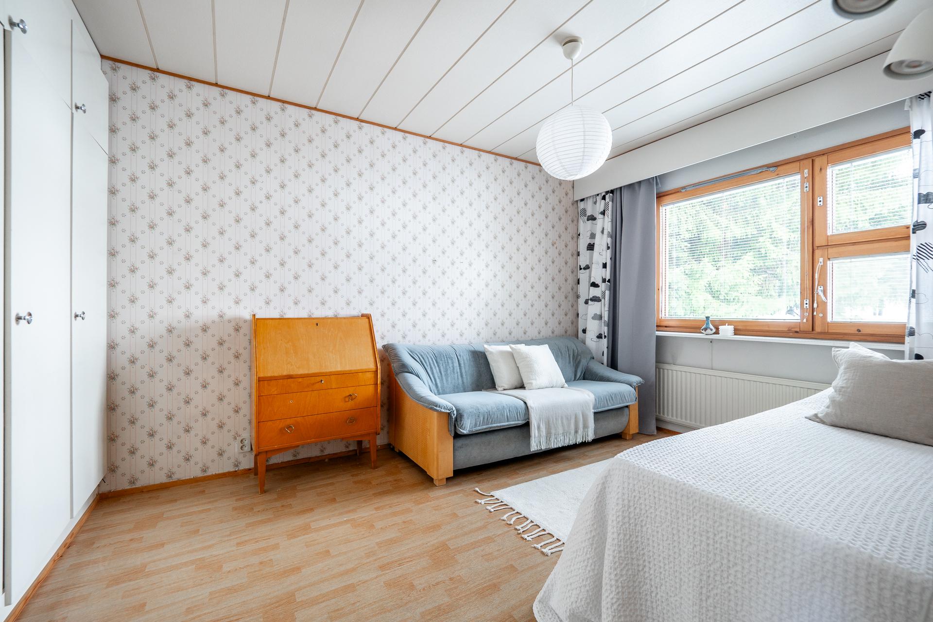 Tilava makuuhuone sisäpihan puolelle