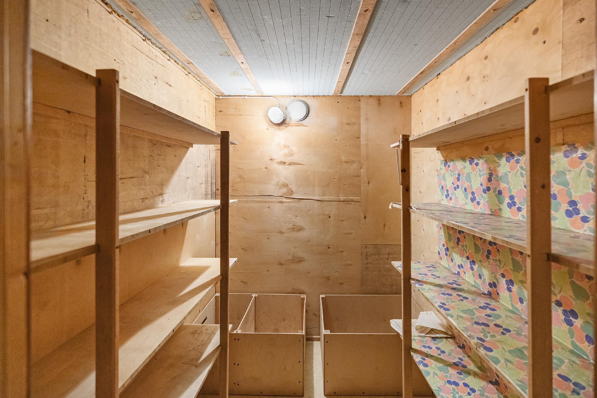 Kellarikerroksen varastotiloja