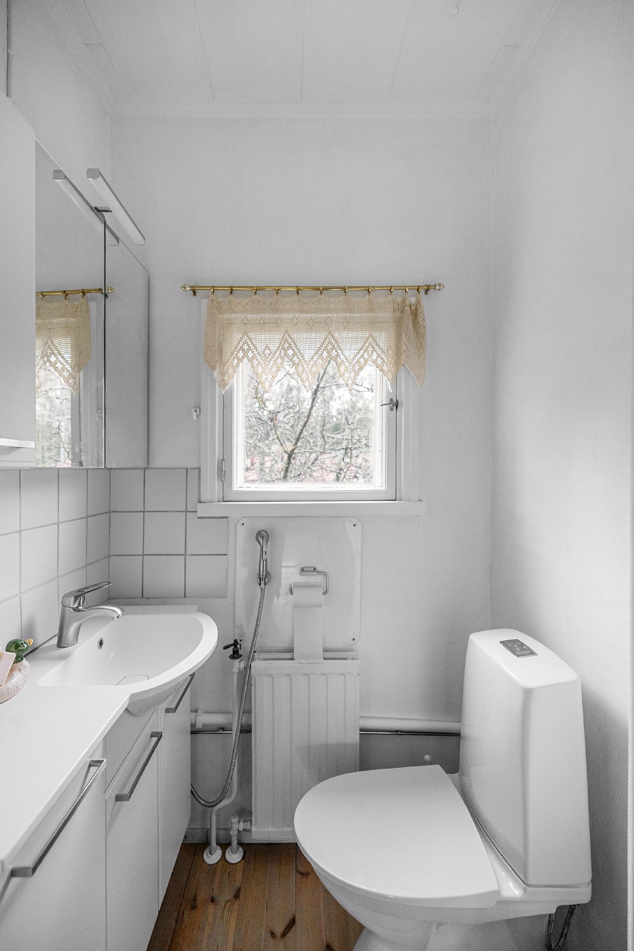 Yläkerran erillinen wc