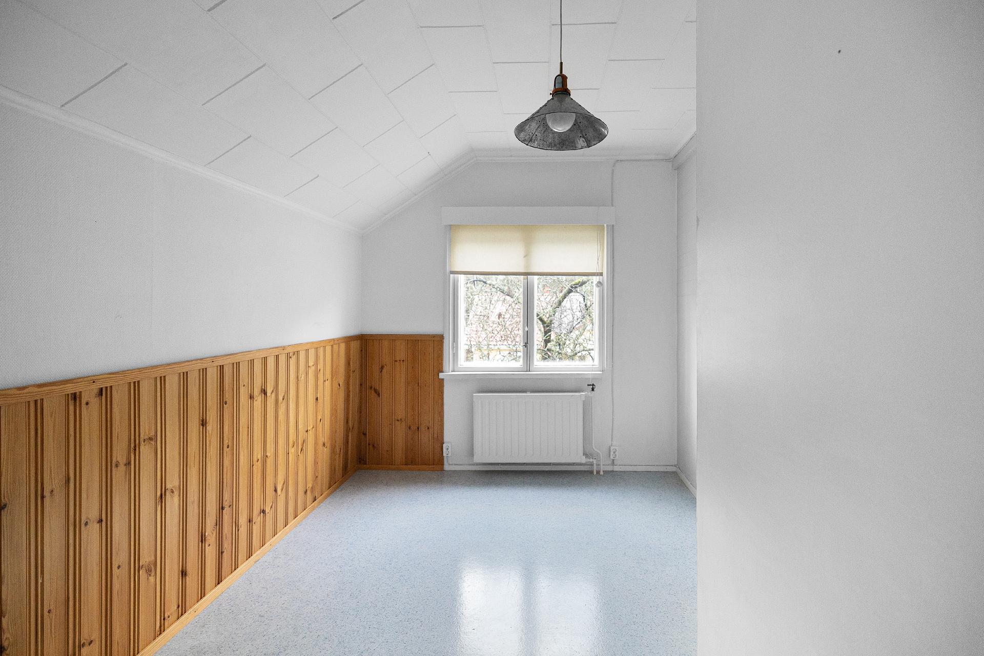 Yläkerran pienempi makuuhuone