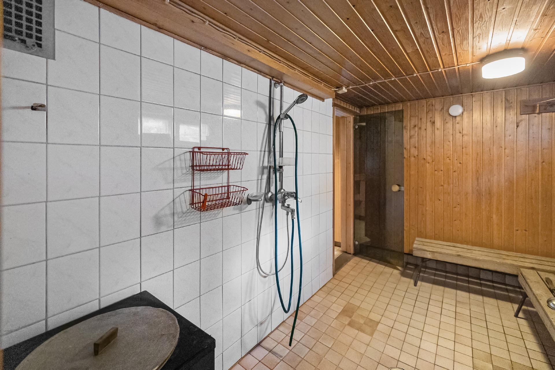 Pesutilat sijaitsevat kellarikerroksessa