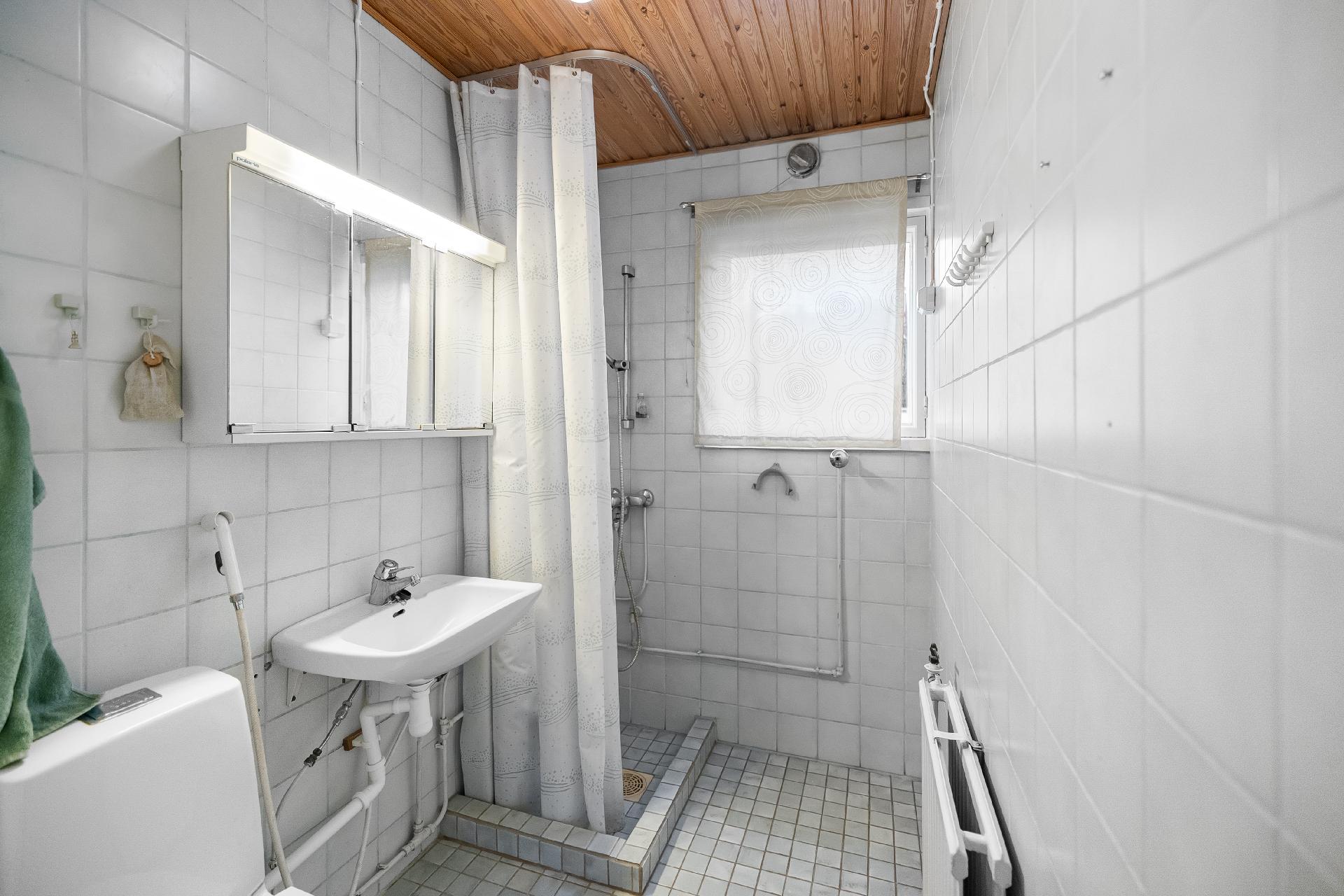 Erillinen wc, jossa myös suihku