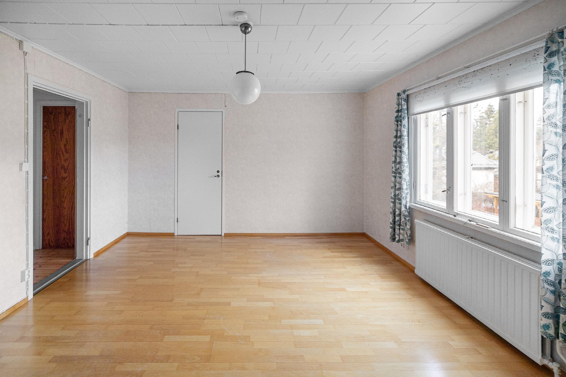 Yläkerran makuuhuoneen yhteydessä myös vaatehuone