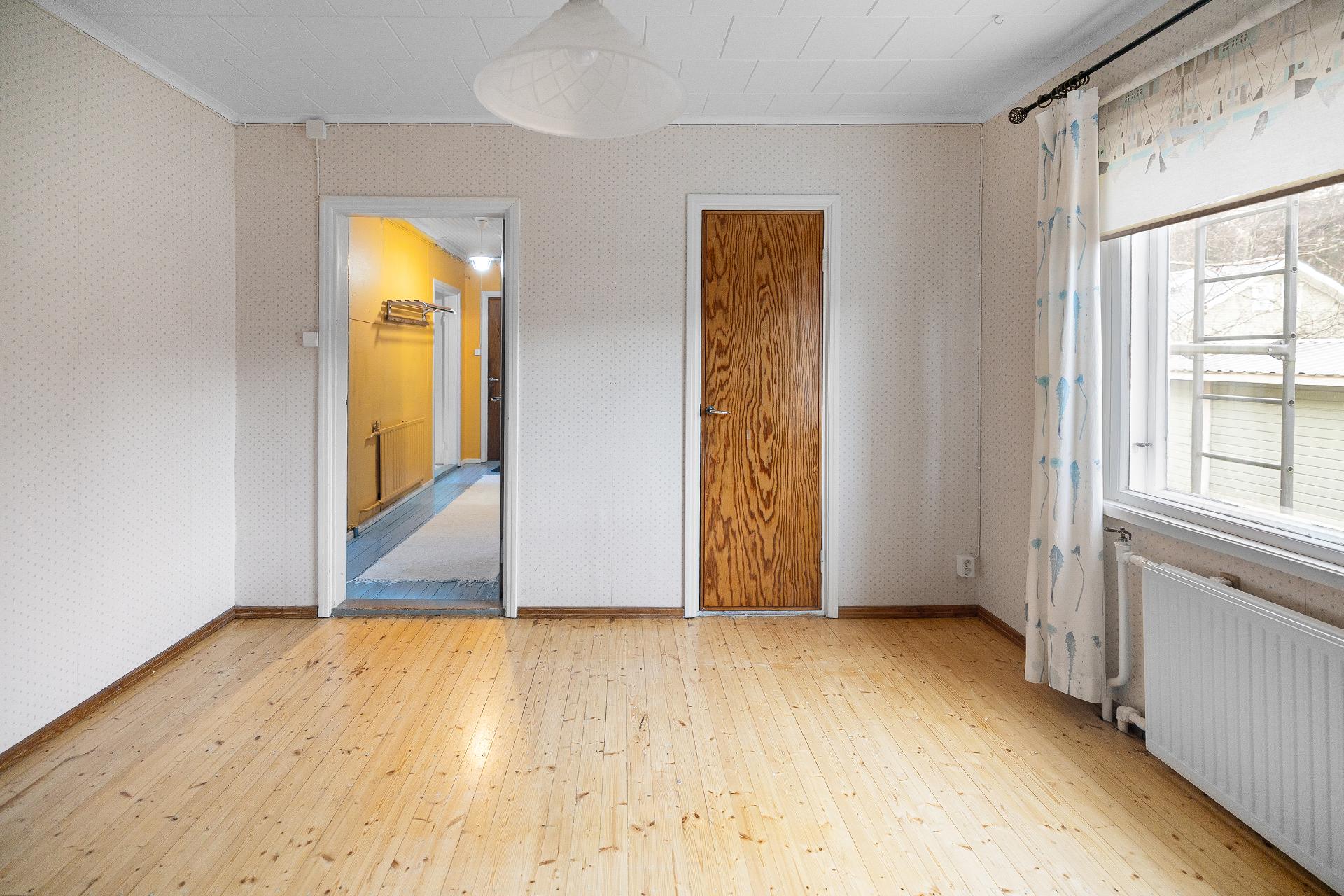 Alakerran makuuhuoneessa on vaatehuone