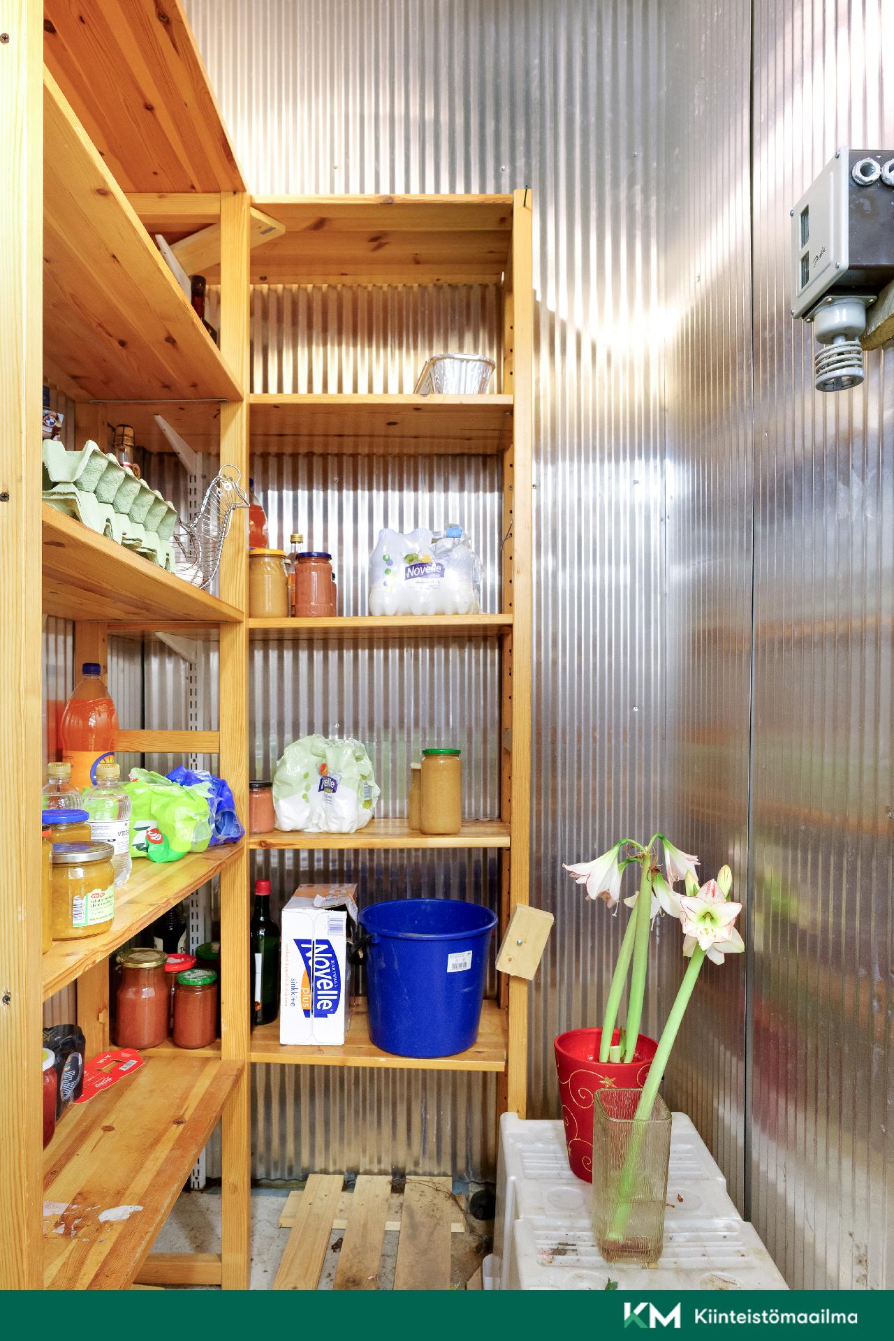 Tämän kodin upea erikoisuus, kylmäkomero autotallin yhteydessä.