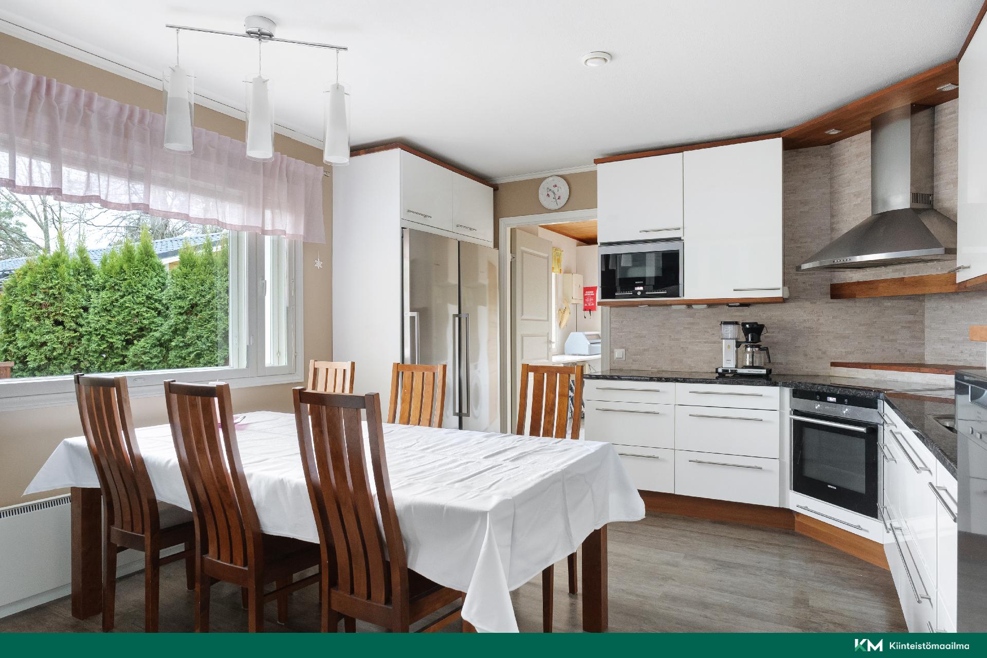 Keittiö on iso, ja kauniit kalusteet luovat tunnelmaa.