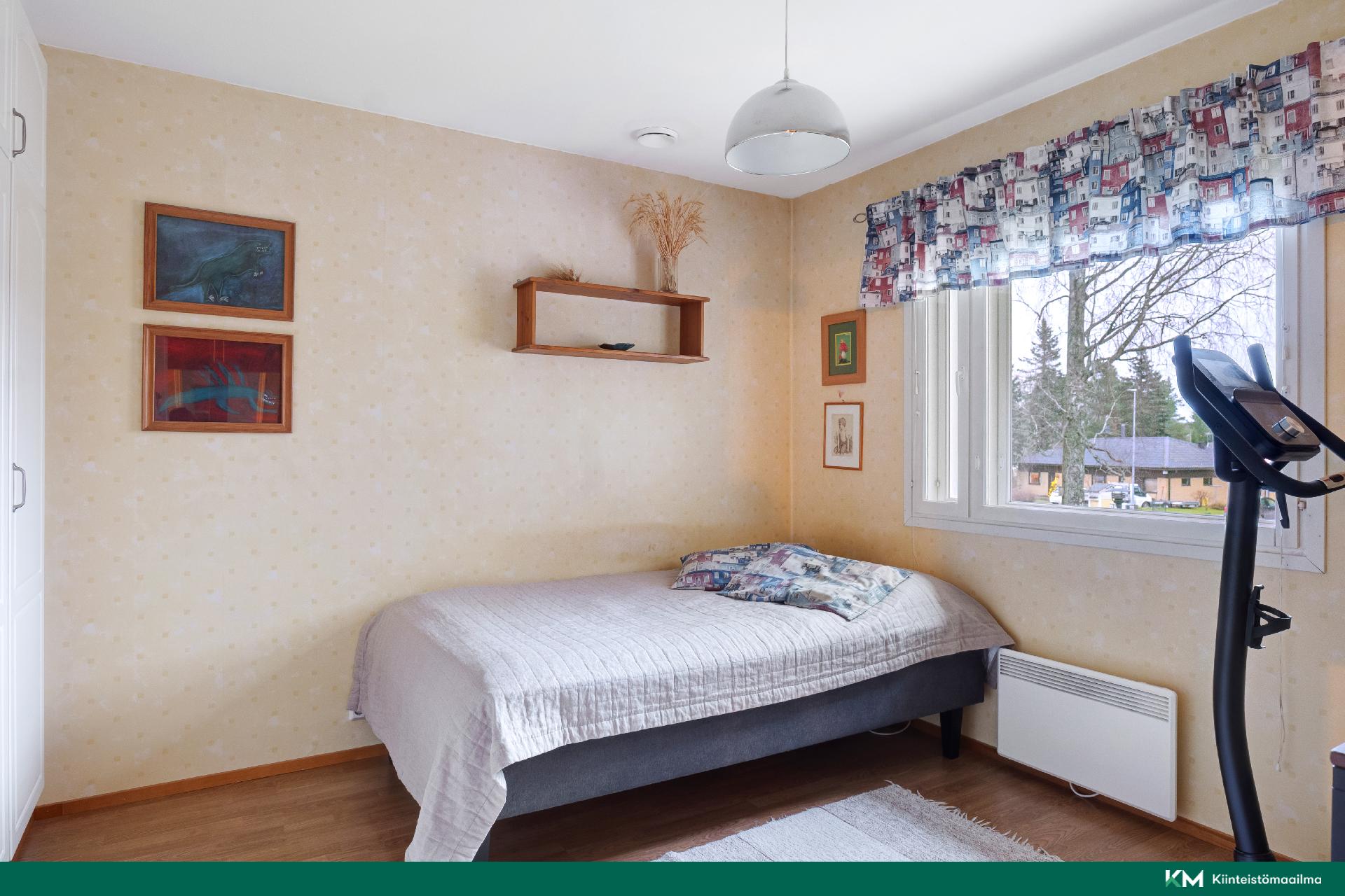 Makuuhuone eteisen vieressä.