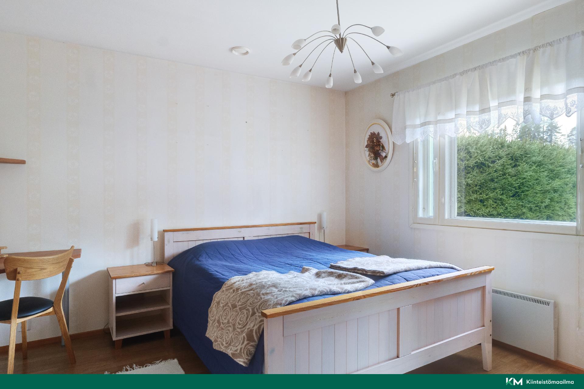 Päämakuuhuone olohuoneen vieressä.