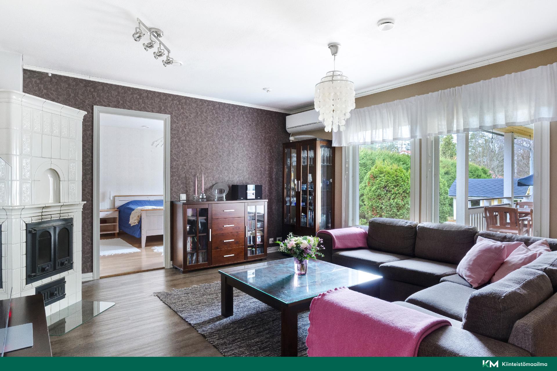 Olohuoneessa on kaunis Kermansaven varaava takka.