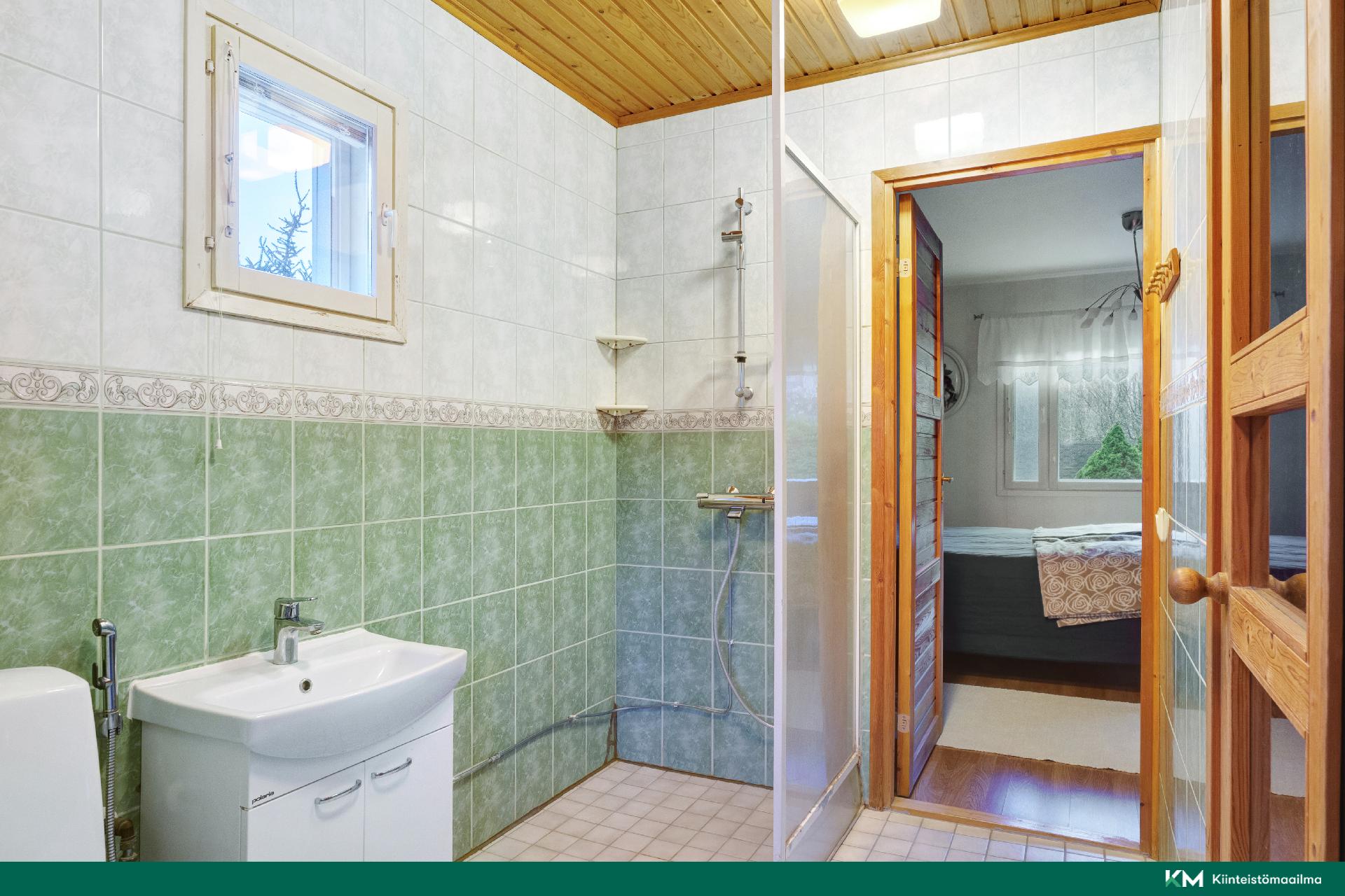 Kylpyhuoneessa on tilaa suihkulle ja siellä on myös yksi vessa