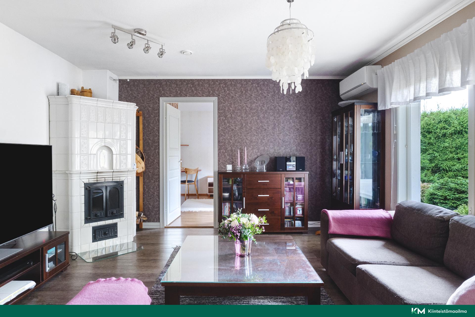 Olohuoneen isot ikkunat antavat valoa paljon oleskeluun.