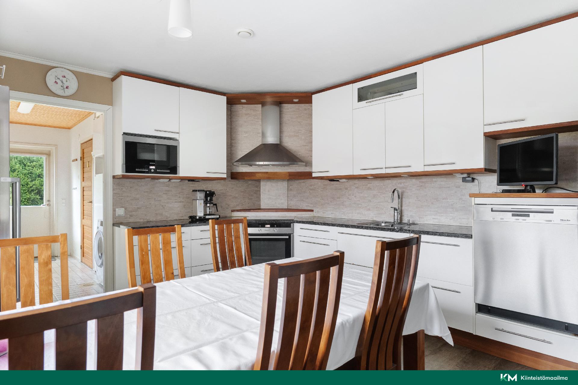 Keittiö on myös tämän kodin sydän.