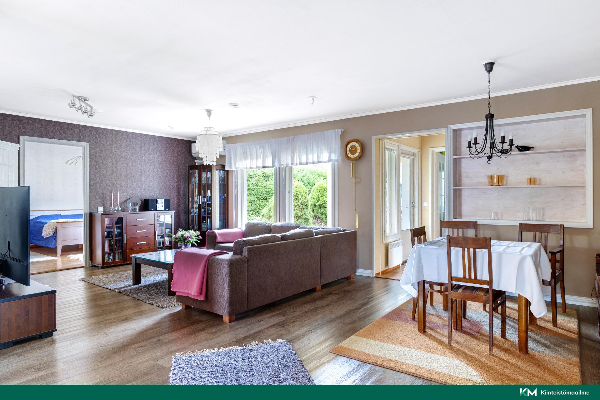 Olohuone on iso ja siinä on tilaa vaikka isolle ruokailuryhmälle.