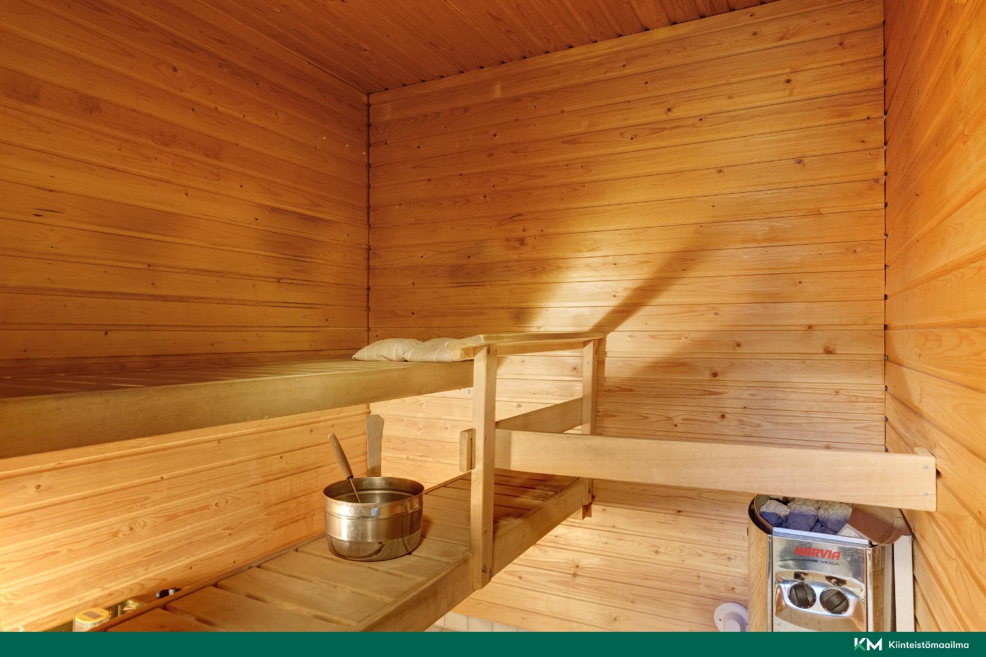 Sauna on mukavan tilava.