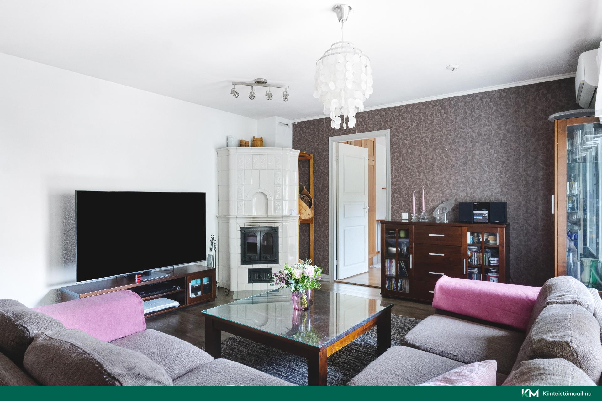 Olohuoneessa on myös ilmalämpöpumppu.