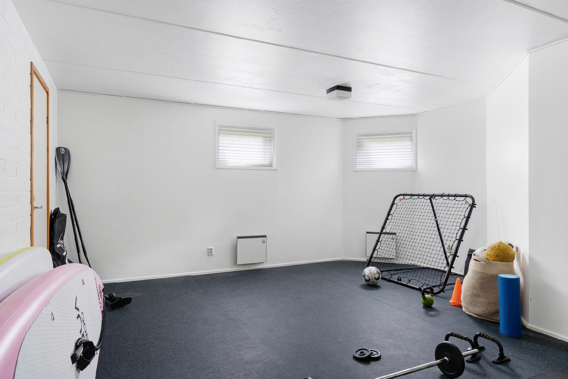 Monikäyttöinen tila nauhaikkunoilla